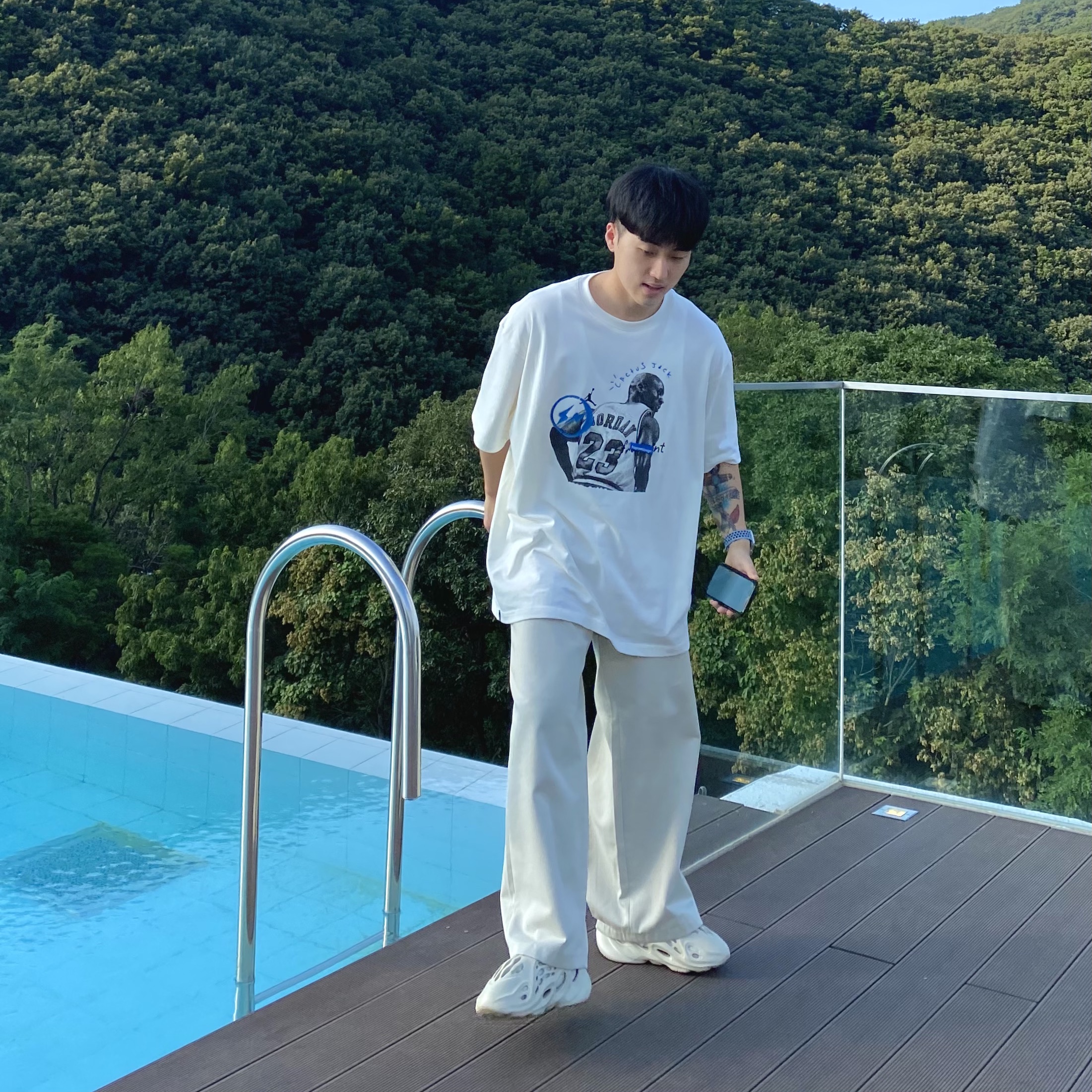 Jordan x Travis Scott x Fragment T-Shirt Sail (DJ0619-133), Adidas Yeezy Foam RNNR Sand 착용 스타일
