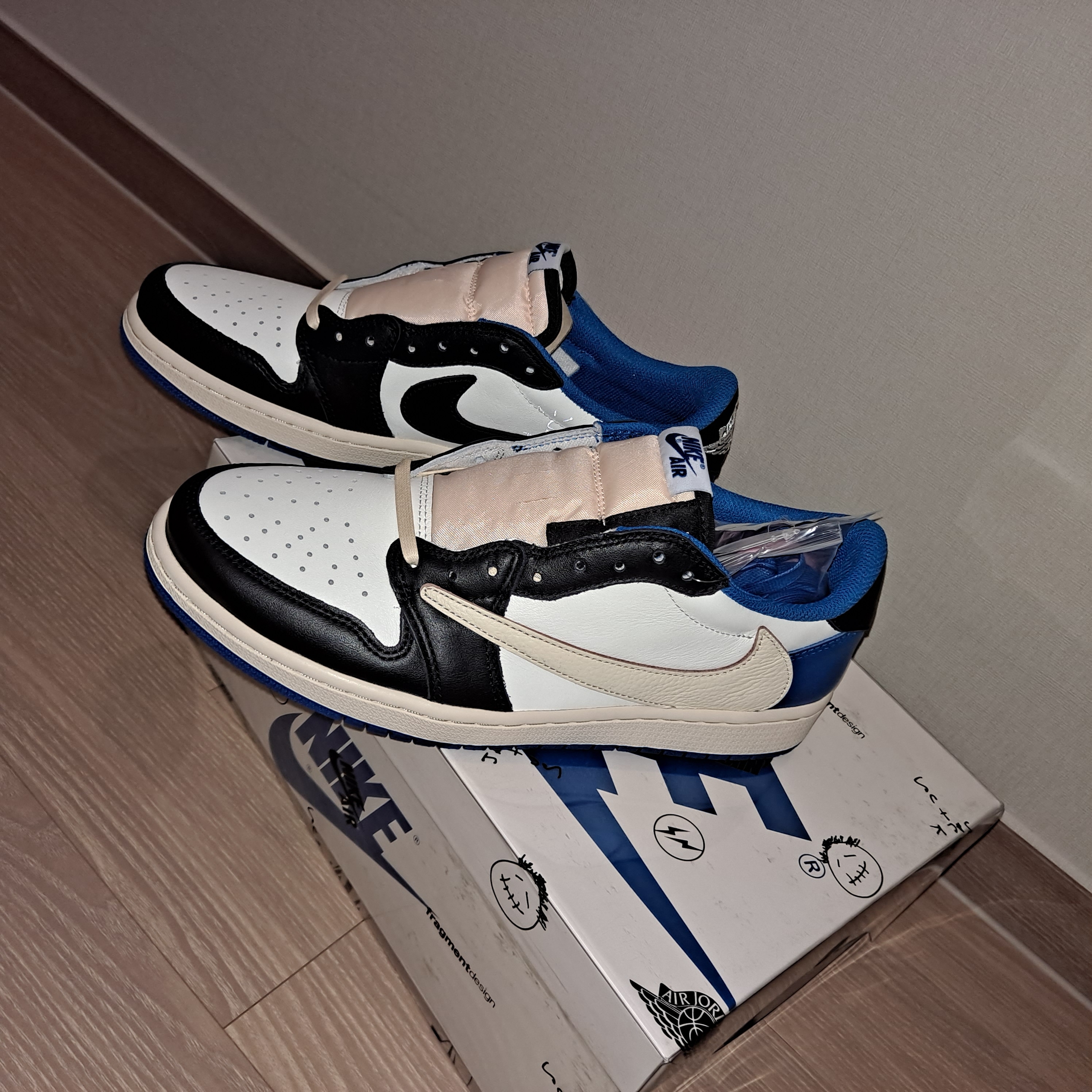 Jordan 1 x Travis Scott x Fragment Retro Low OG SP Military Blue 착용 스타일 - 4