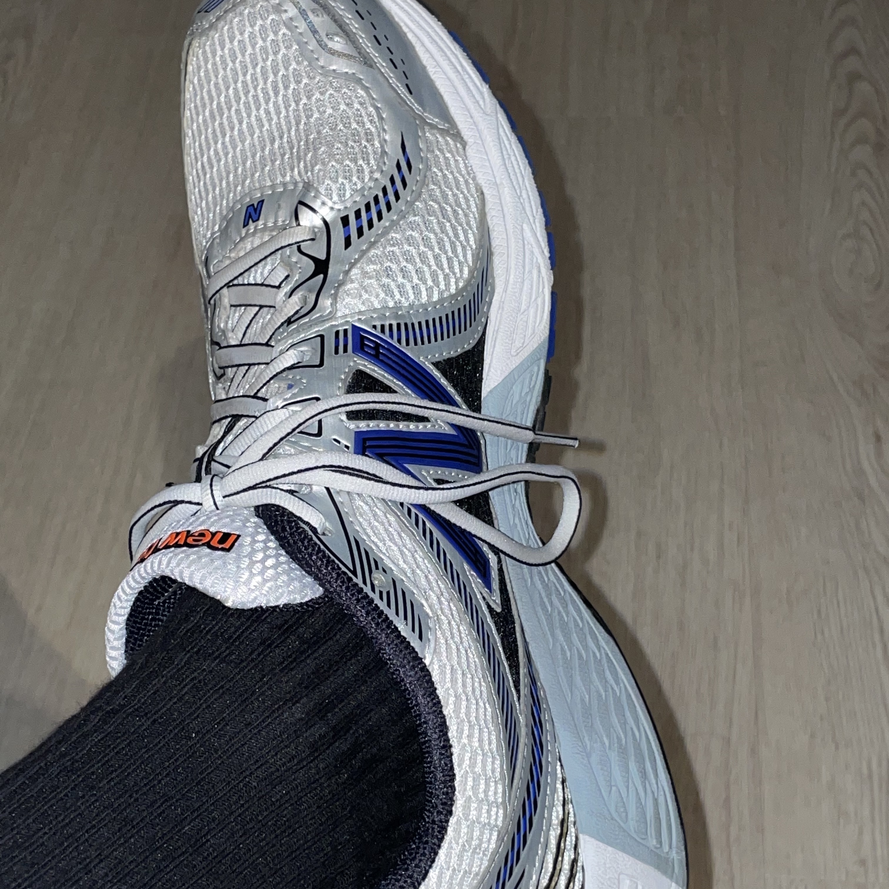 New Balance 860v2 Metallic Silver 착용 스타일 - 2