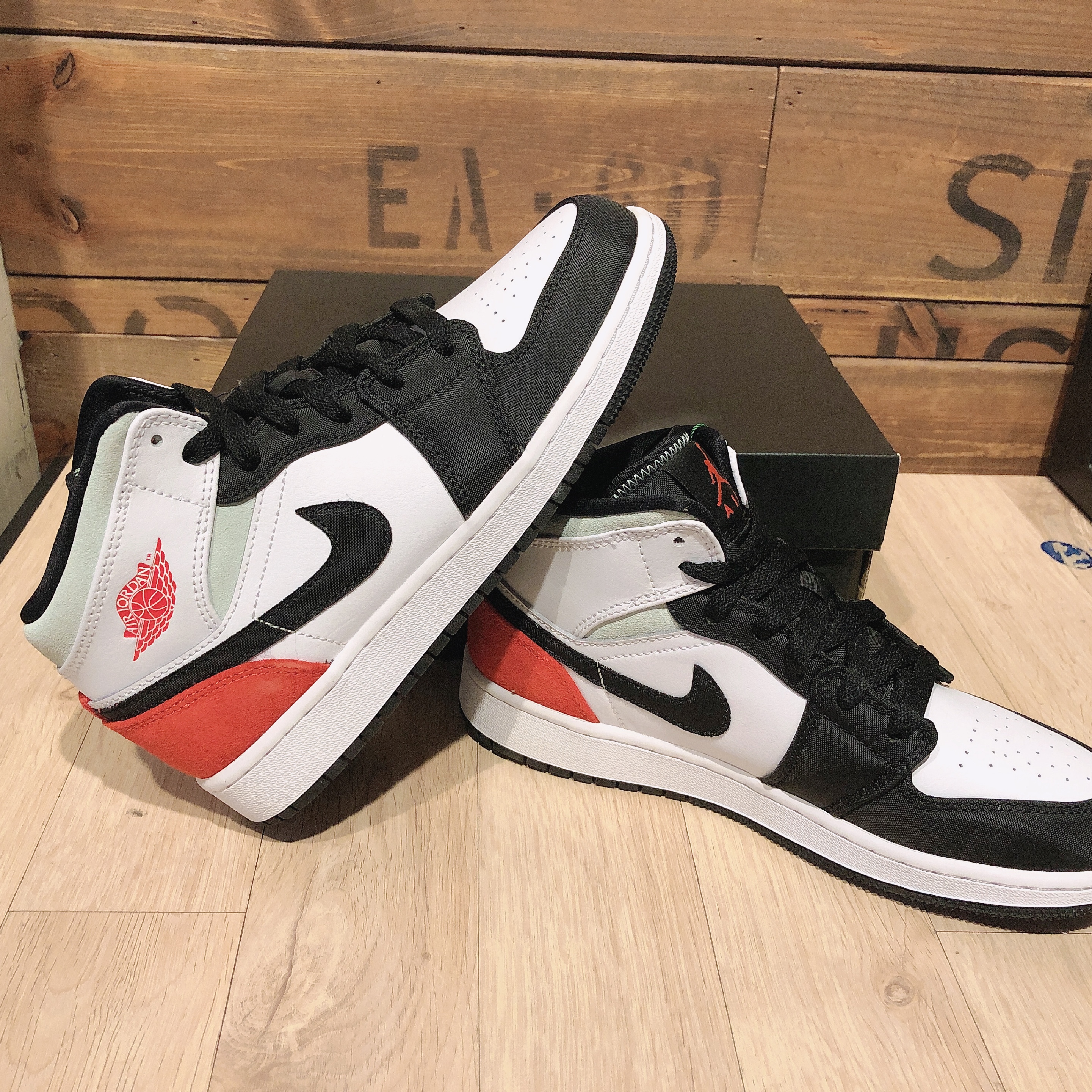 (GS) Jordan 1 Mid SE Track Red 착용 스타일 - 2