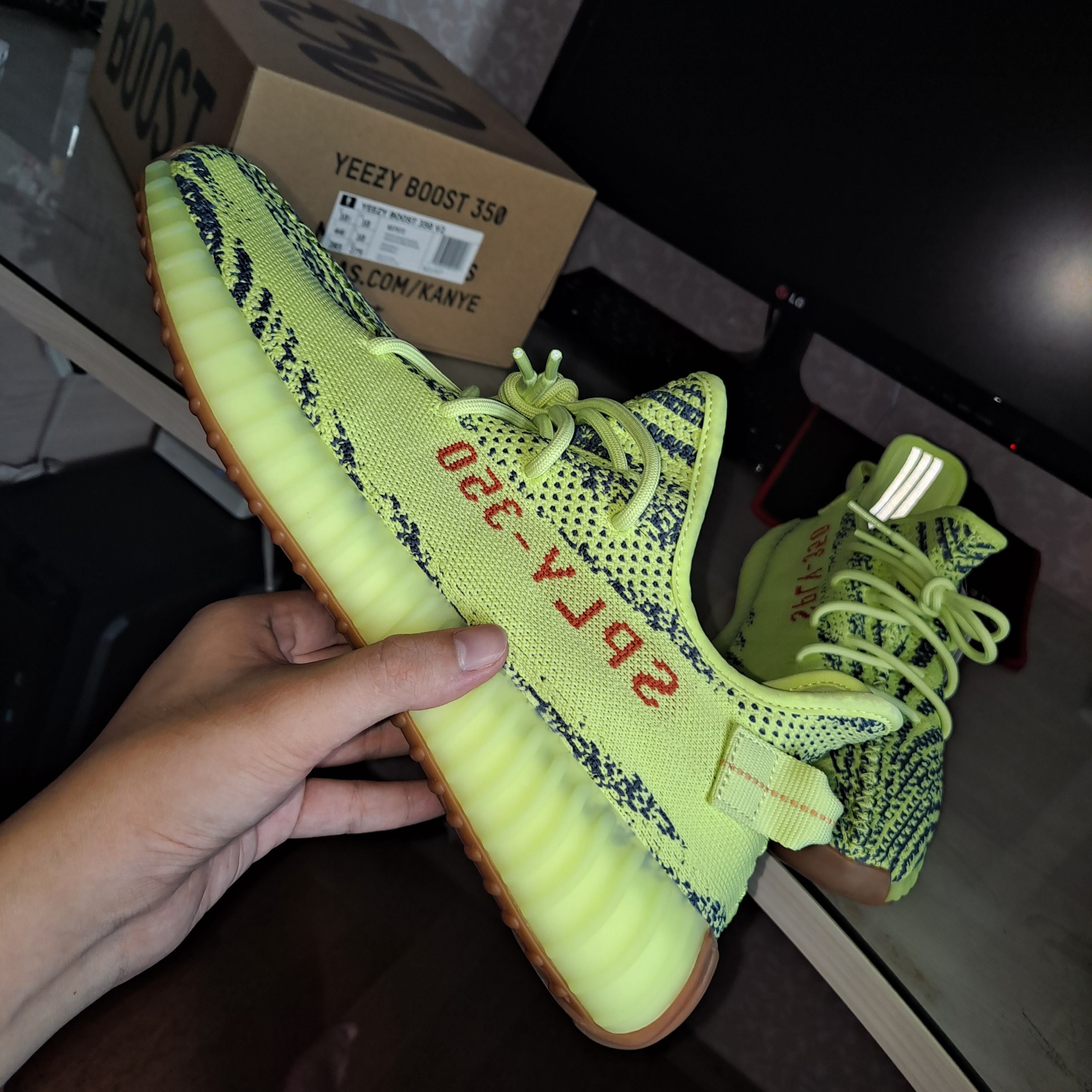 Adidas Yeezy Boost 350 V2 Semi Frozen Yellow 착용 스타일