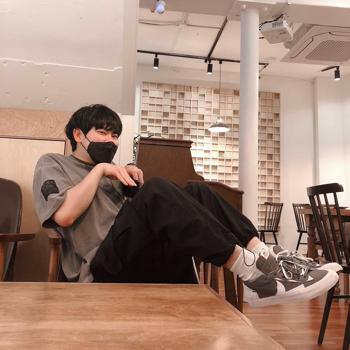 Nike x Sacai Blazer Low Iron Grey 착용 스타일 - 1