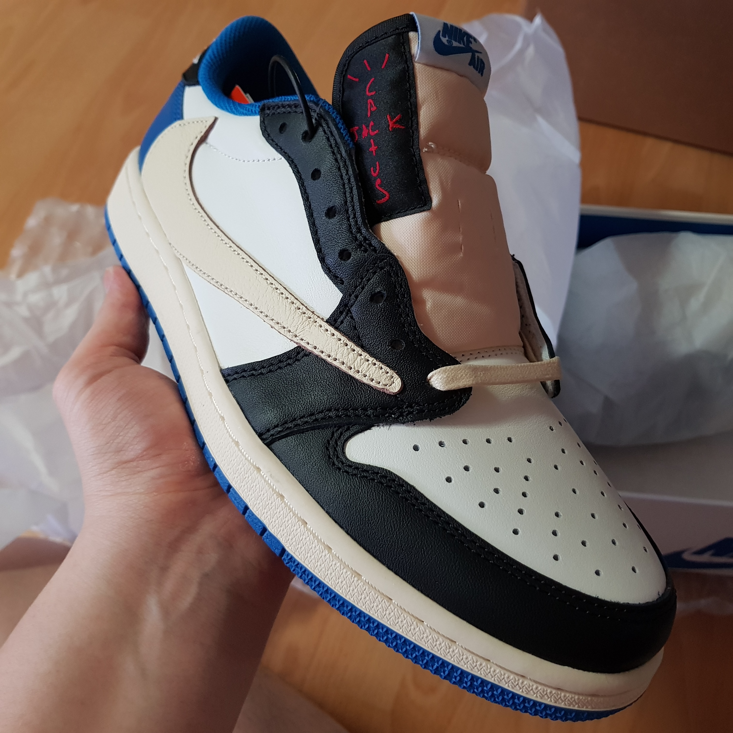 Jordan 1 x Travis Scott x Fragment Retro Low OG SP Military Blue 착용 스타일 - 1