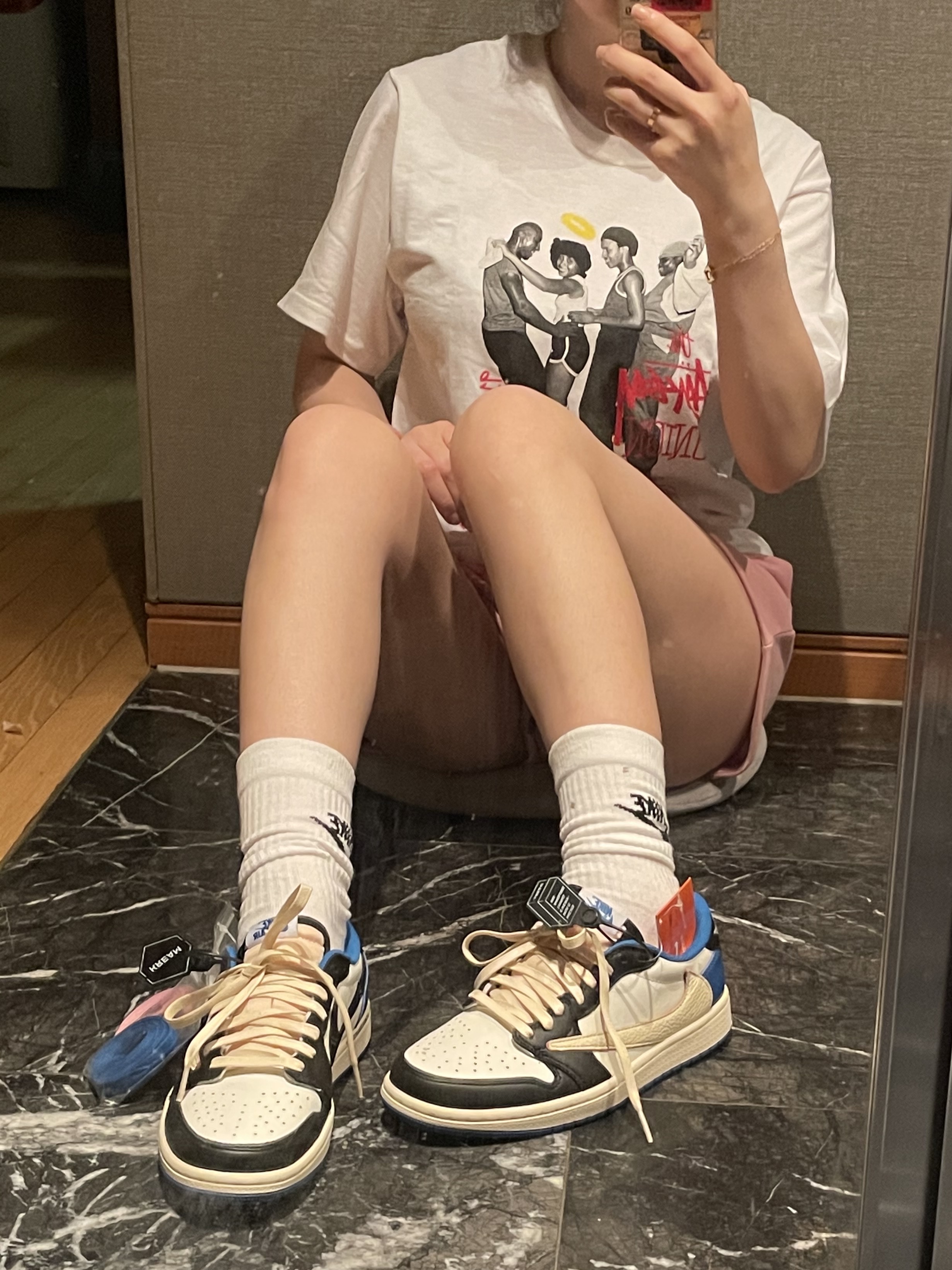 Stussy x Union Free Your Soul T-Shirt White, Jordan 1 x Travis Scott x Fragment Retro Low OG SP Military Blue 착용 스타일 - 1