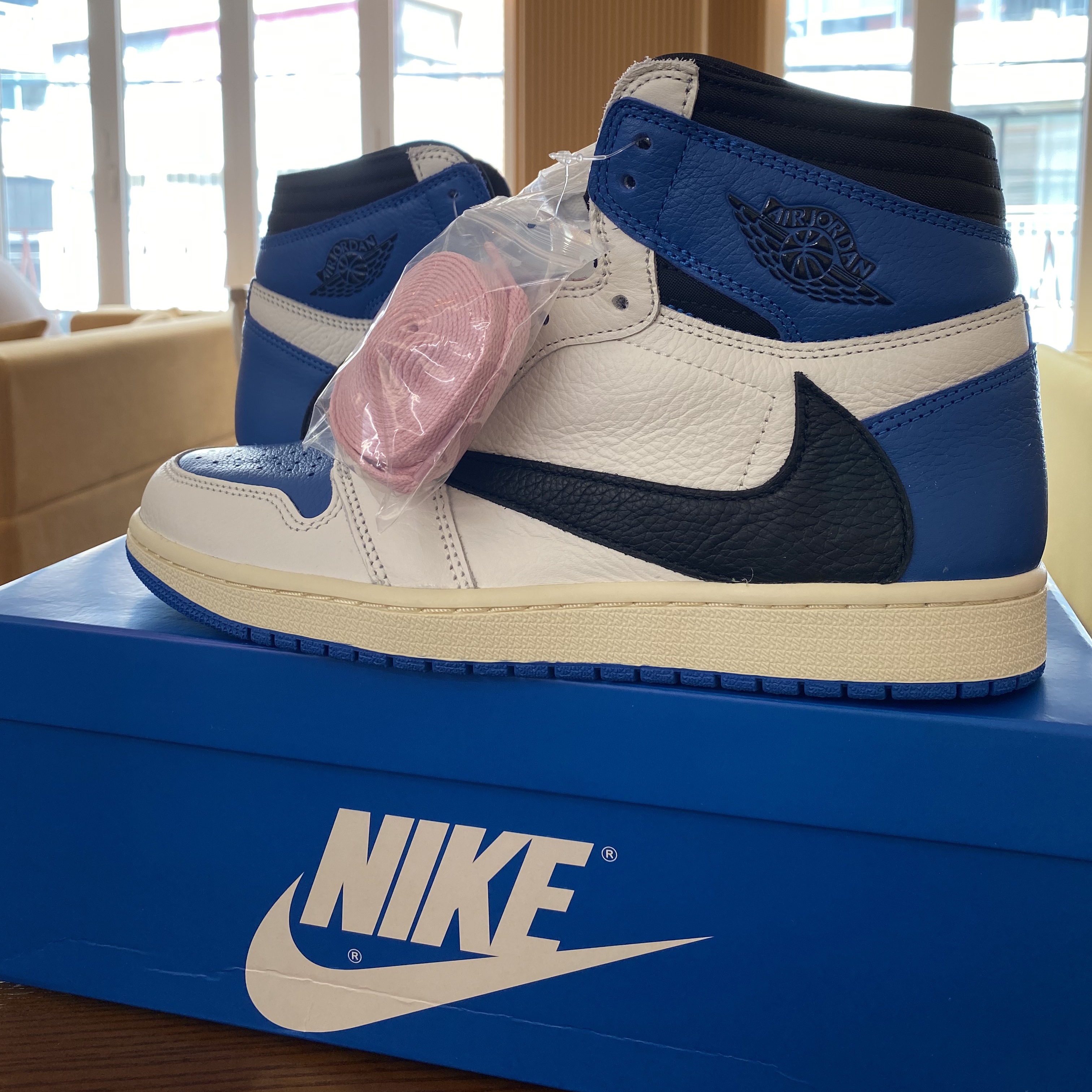 Jordan 1 x Travis Scott x Fragment Retro High OG SP Military Blue 착용 스타일 - 2
