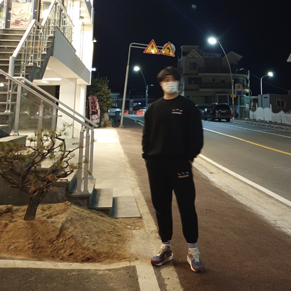 Nike x Sacai LDWaffle Blue Multi, IAB Studio Sweatshirt Black - 19FW 착용 스타일