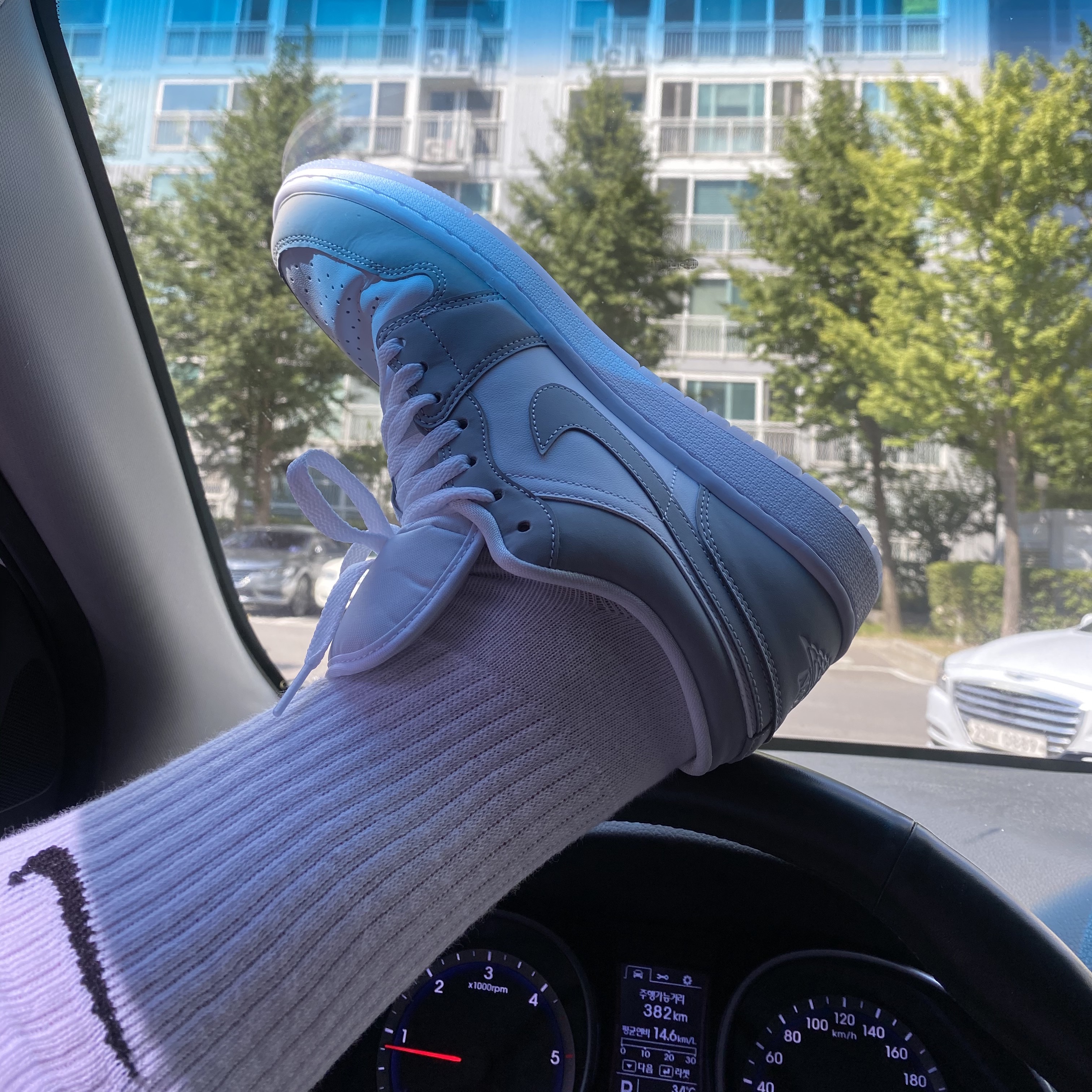 (W) Jordan 1 Low White Wolf Grey 착용 스타일 - 2