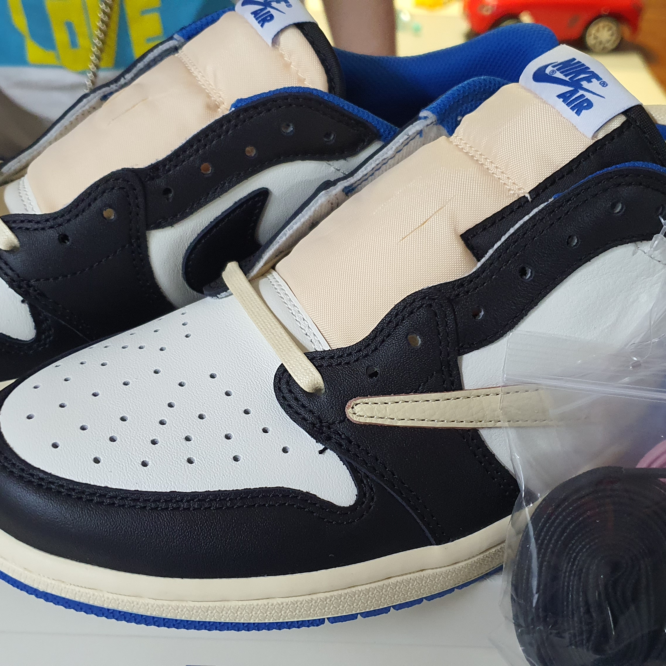 Jordan 1 x Travis Scott x Fragment Retro Low OG SP Military Blue 착용 스타일 - 2