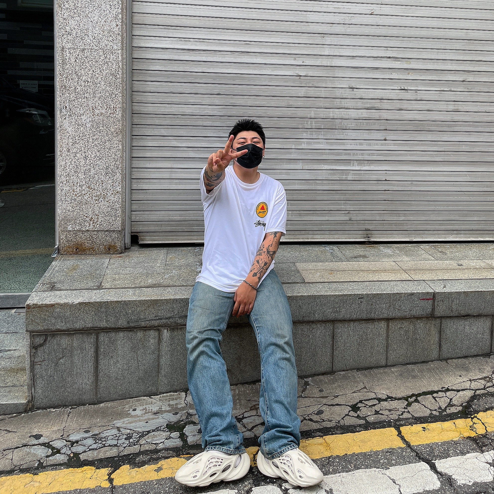 Adidas Yeezy Foam RNNR Sand, Stussy x Martine Rose 40 WT T-Shirt 착용 스타일