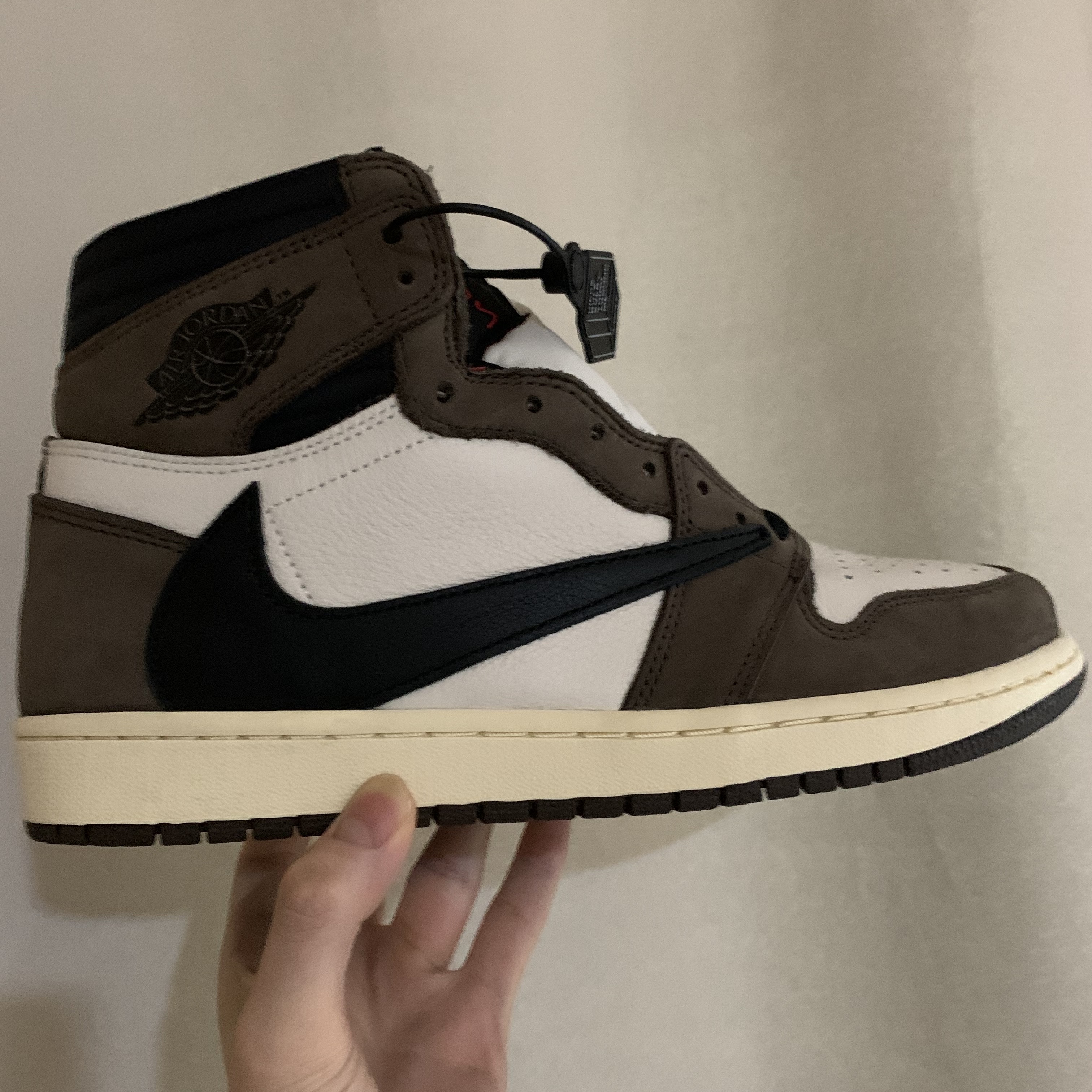 Jordan 1 x Travis Scott Retro High OG SP Mocha 착용 스타일 - 1