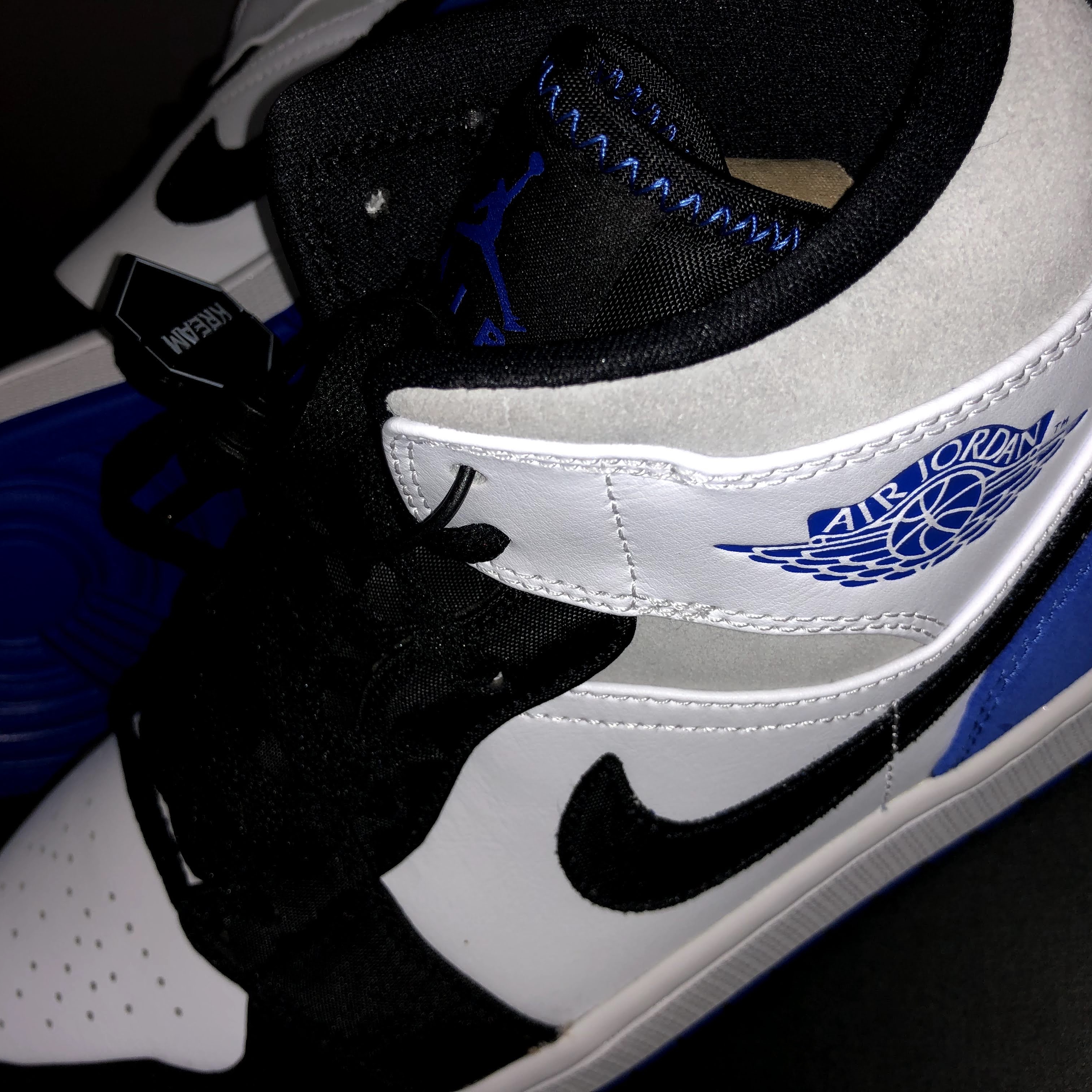 Jordan 1 Mid SE Hyper Royal 착용 스타일 - 2