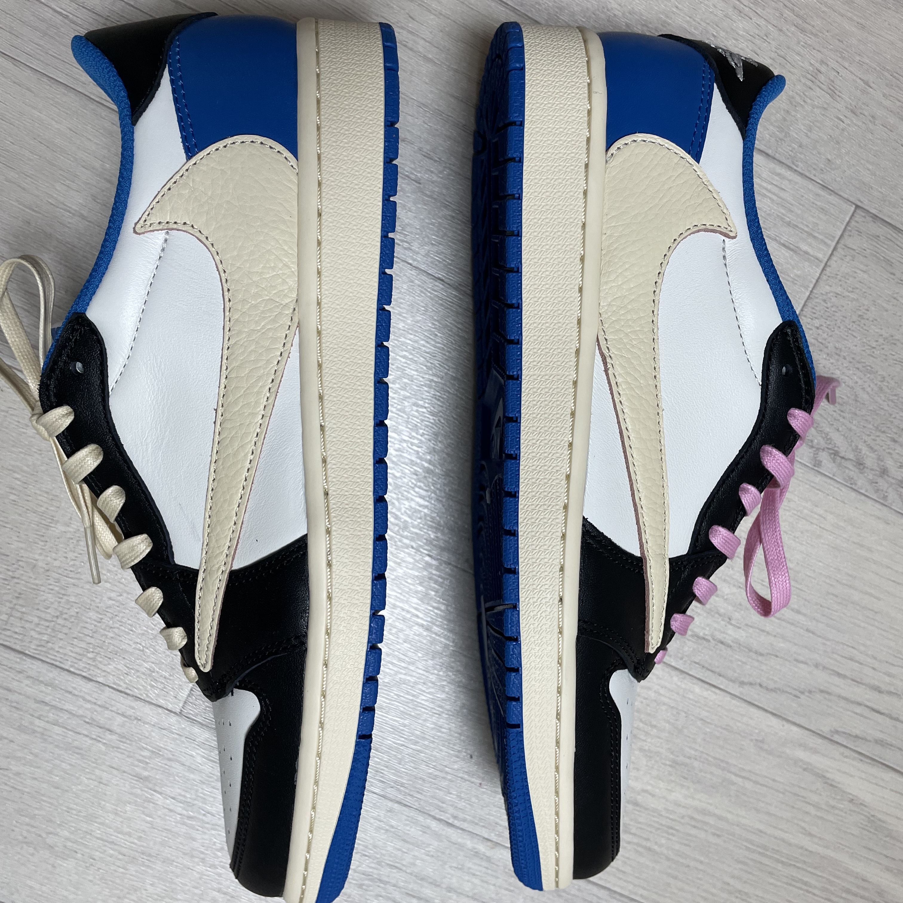 Jordan 1 x Travis Scott x Fragment Retro Low OG SP Military Blue 착용 스타일 - 3