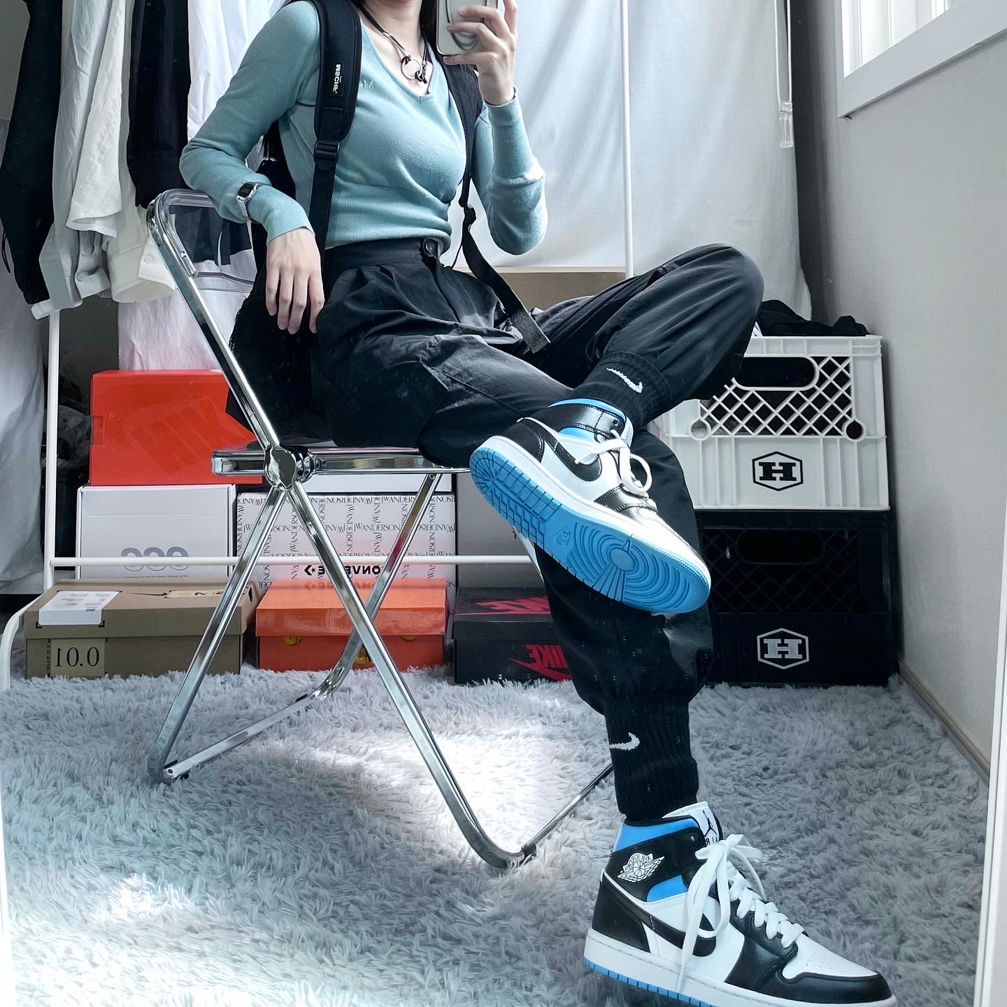 (W) Jordan 1 Mid White Black University Blue 착용 스타일 - 2