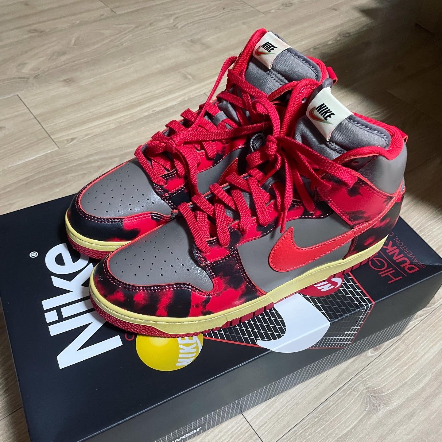 Nike Dunk High 1985 SP Red Acid Wash 착용 스타일 - 1
