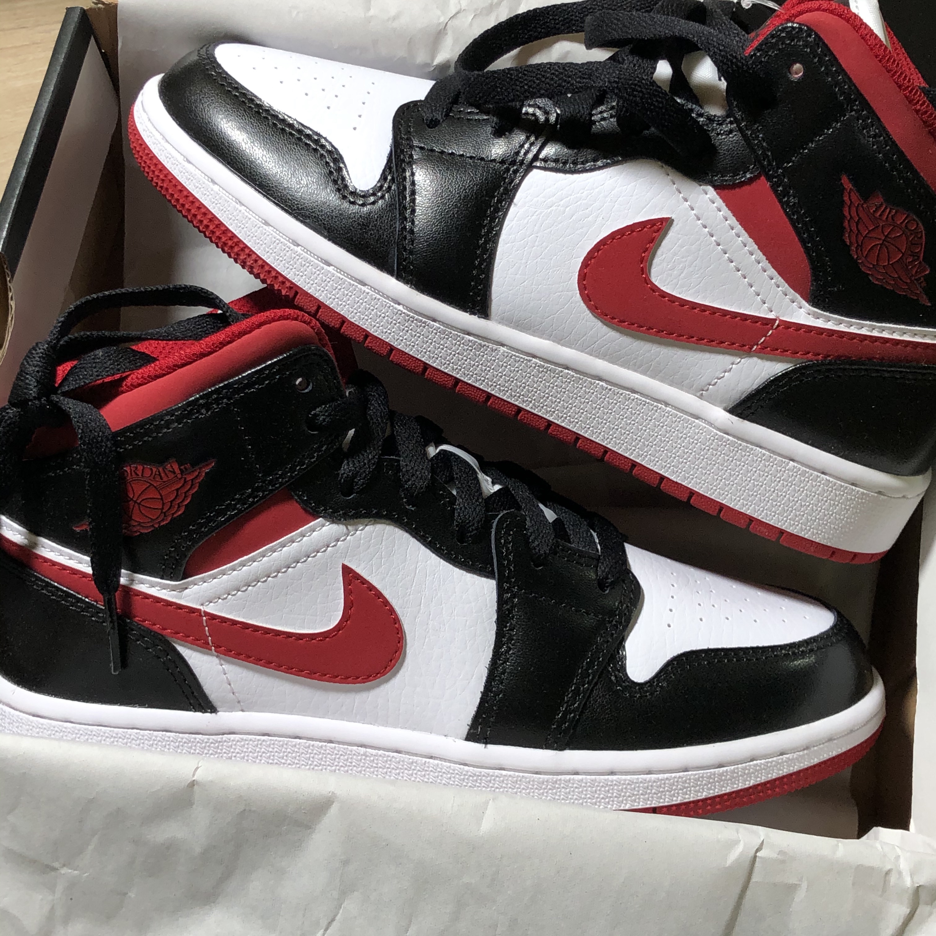 Jordan 1 Mid Gym Red Black White 착용 스타일