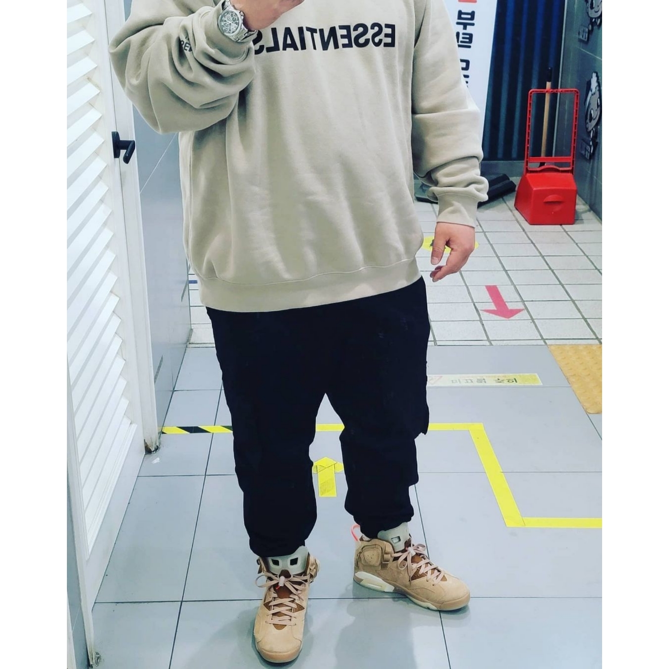 Essentials 3D Silicon Applique Crewneck String Tan - 20SS, Jordan 6 x Travis Scott Retro SP British Khaki 착용 스타일