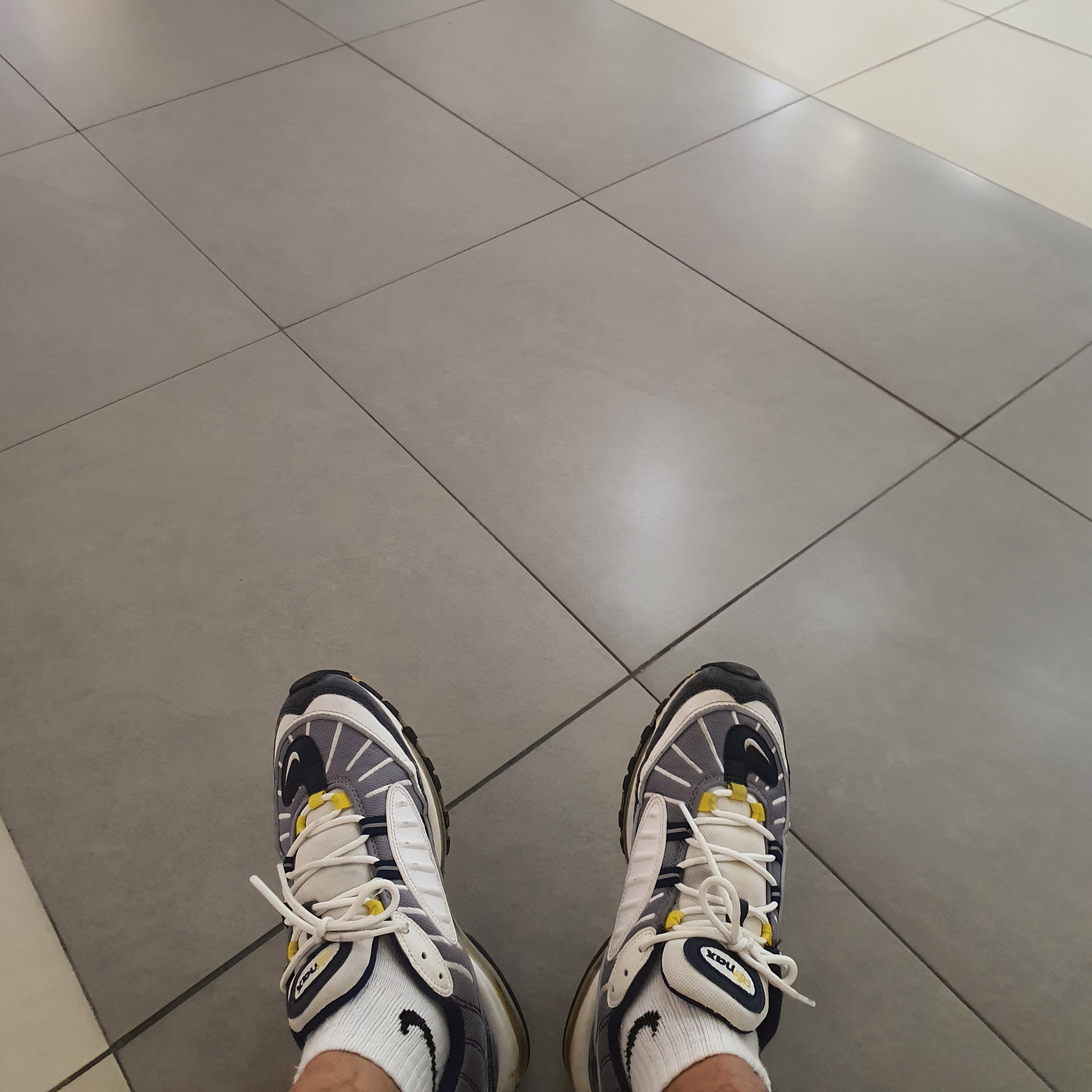 Nike Air Max 98 Tour Yellow 착용 스타일