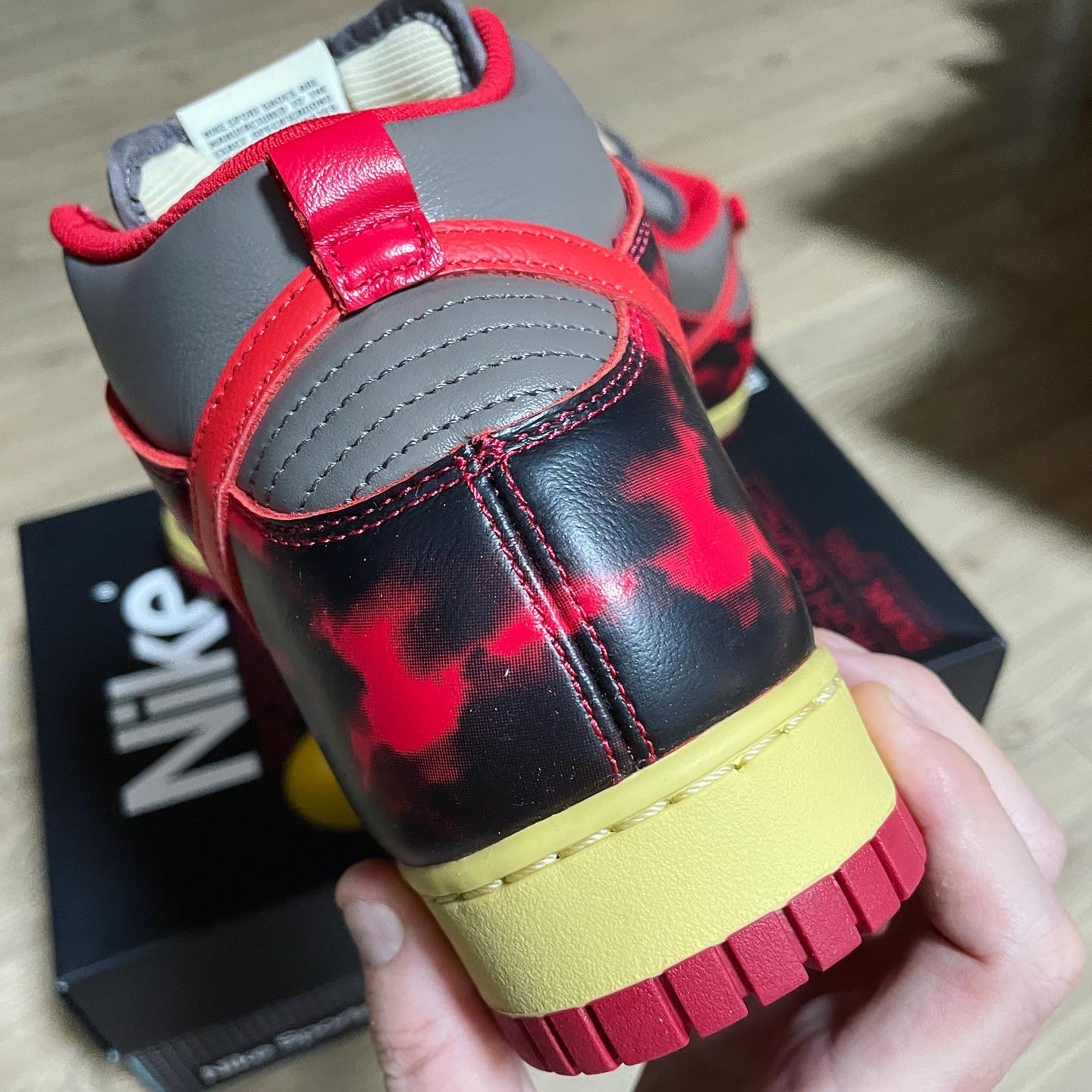 Nike Dunk High 1985 SP Red Acid Wash 착용 스타일 - 5