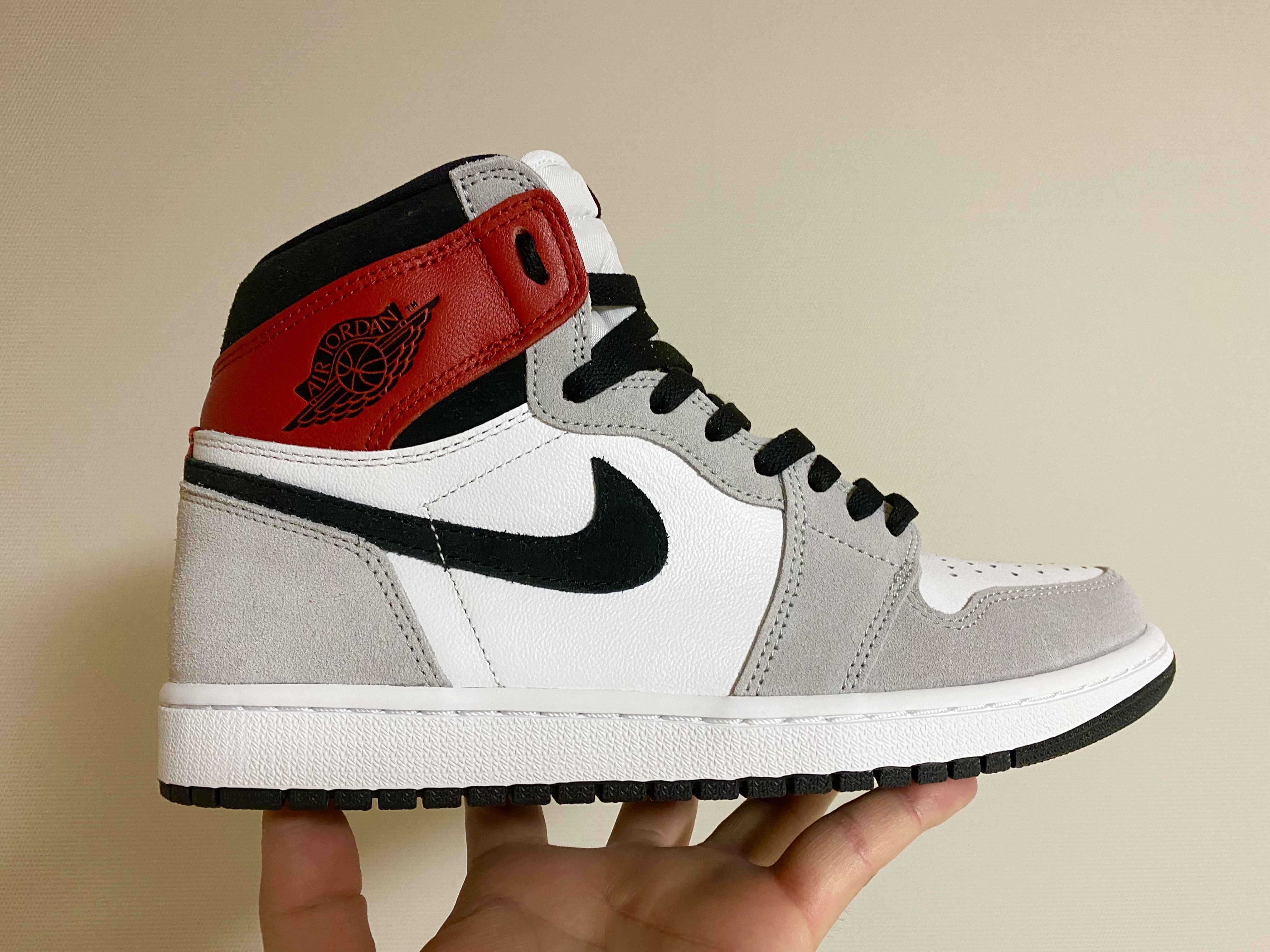 Jordan 1 Retro High OG Light Smoke Grey 착용 스타일 - 1