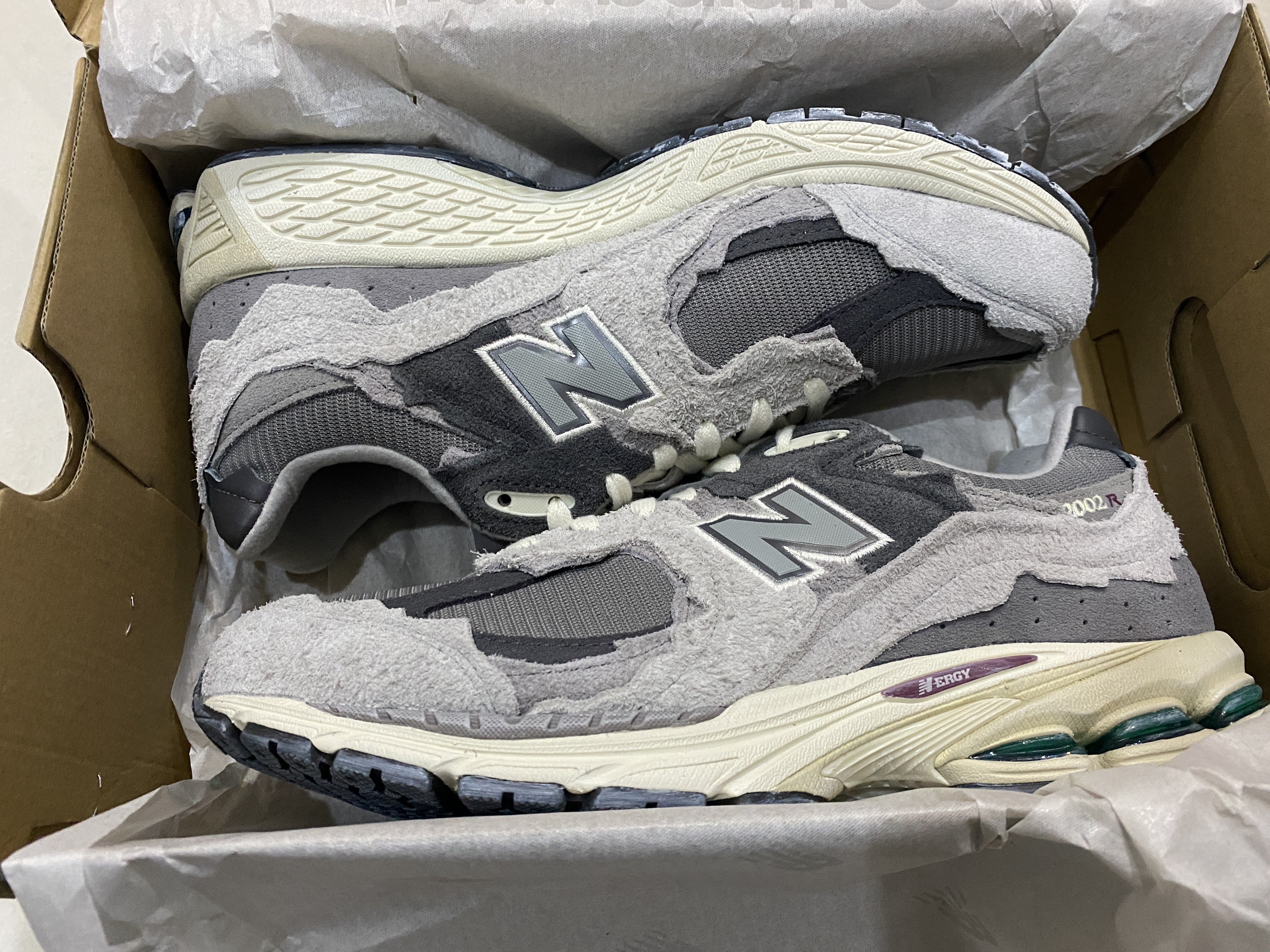 New Balance 2002R Protection Pack Rain Cloud 착용 스타일