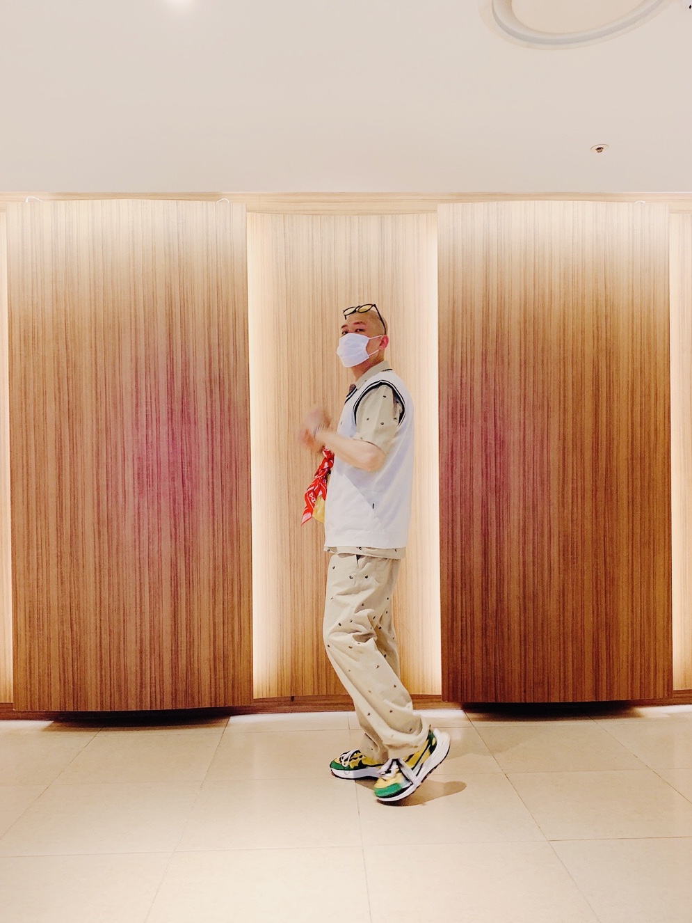 Nike x Sacai VaporWaffle Tour Yellow & Gorge Green Sail 착용 스타일 - 3