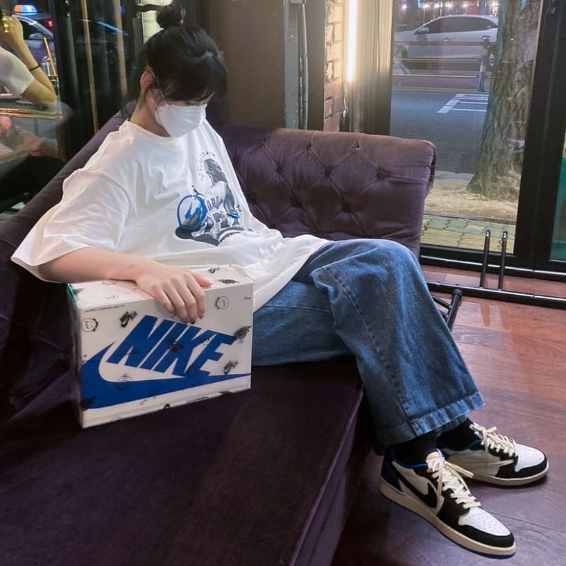 Jordan 1 x Travis Scott x Fragment Retro Low OG SP Military Blue, Jordan x Travis Scott x Fragment T-Shirt Sail (DJ0619-133) 착용 스타일