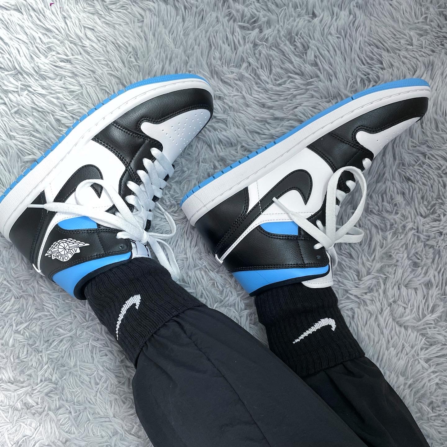 (W) Jordan 1 Mid White Black University Blue 착용 스타일 - 1