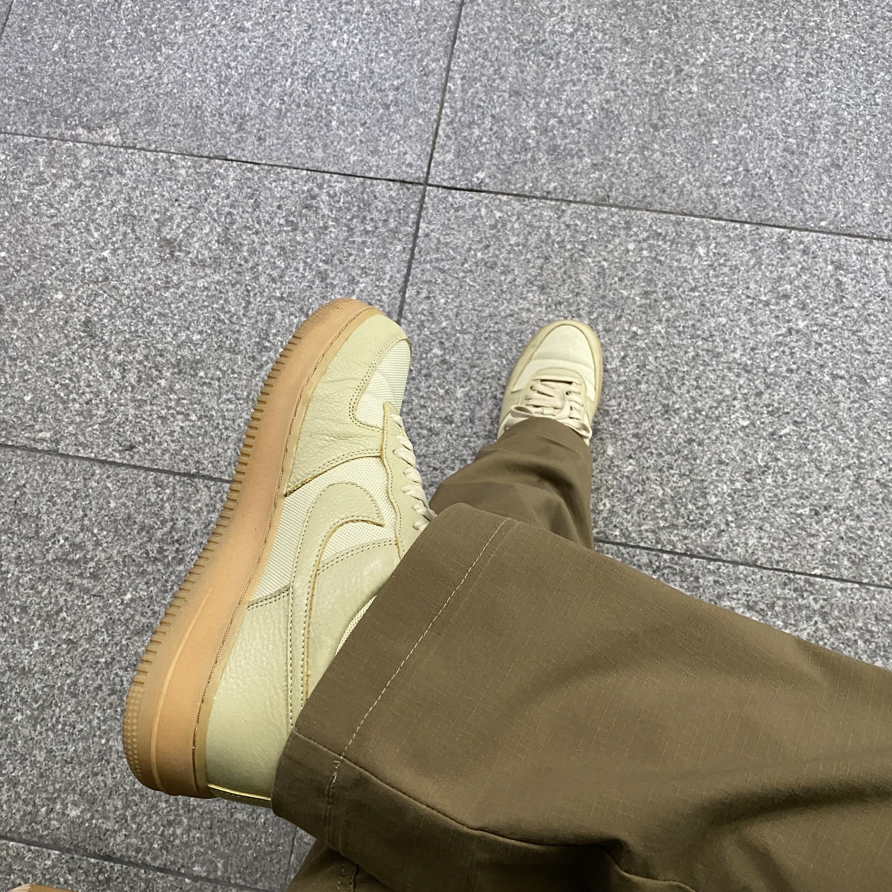 Nike Air Force 1 Low Gore-Tex Team Gold Khaki 착용 스타일