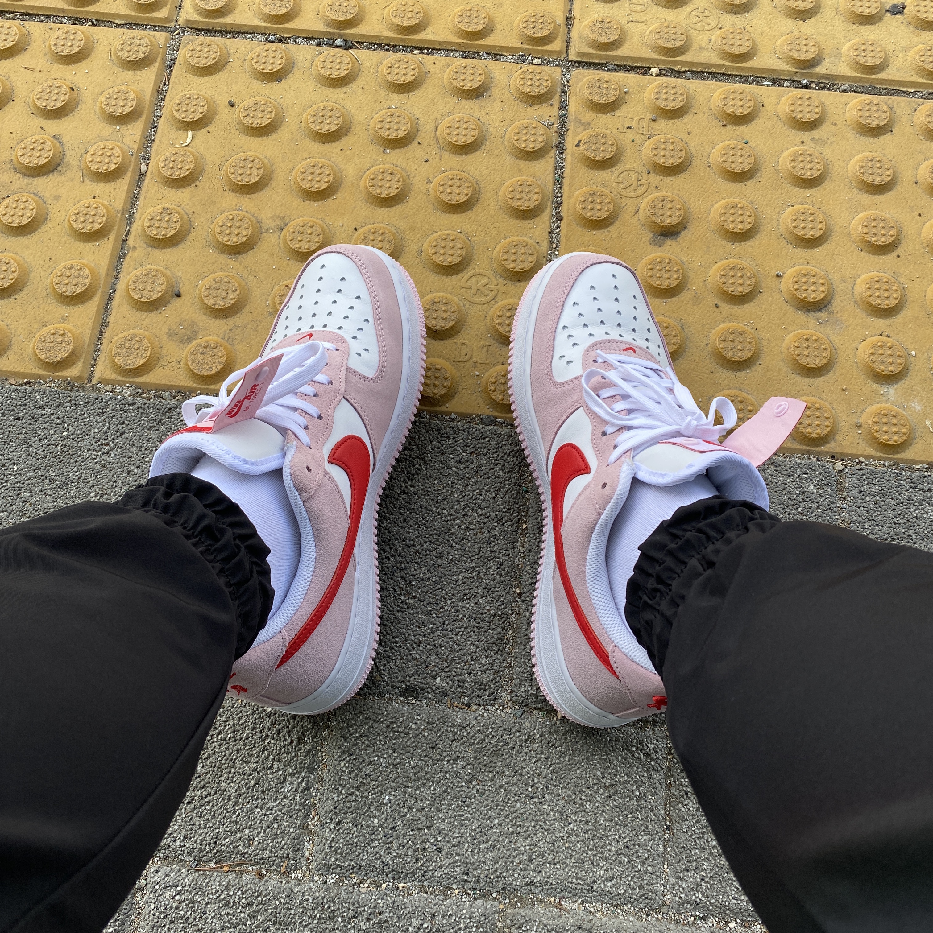 Nike Air Force 1 '07 QS Valentine's Day 착용 스타일