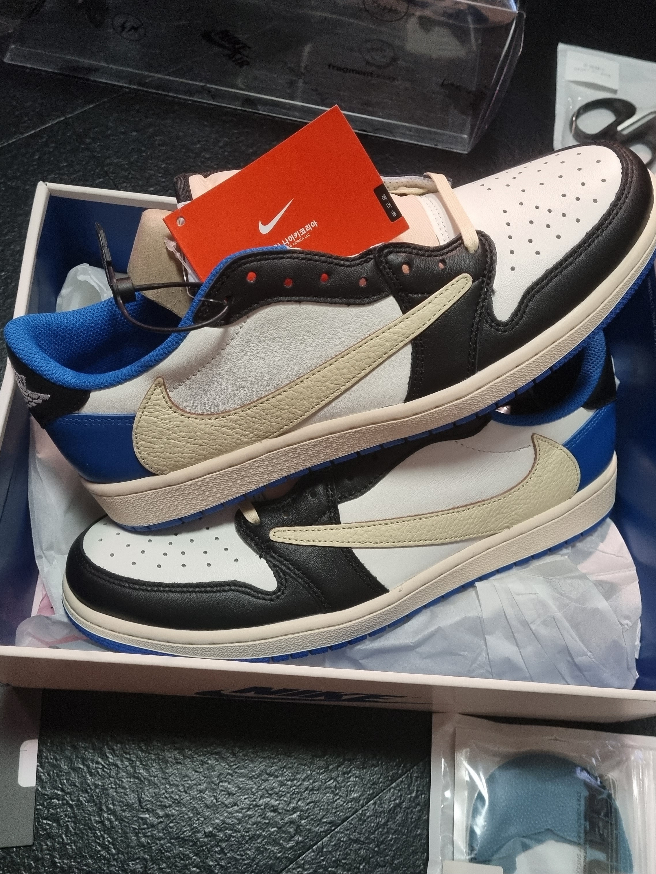 Jordan 1 x Travis Scott x Fragment Retro Low OG SP Military Blue, Jordan 1 Retro High Obsidian UNC 착용 스타일 - 2