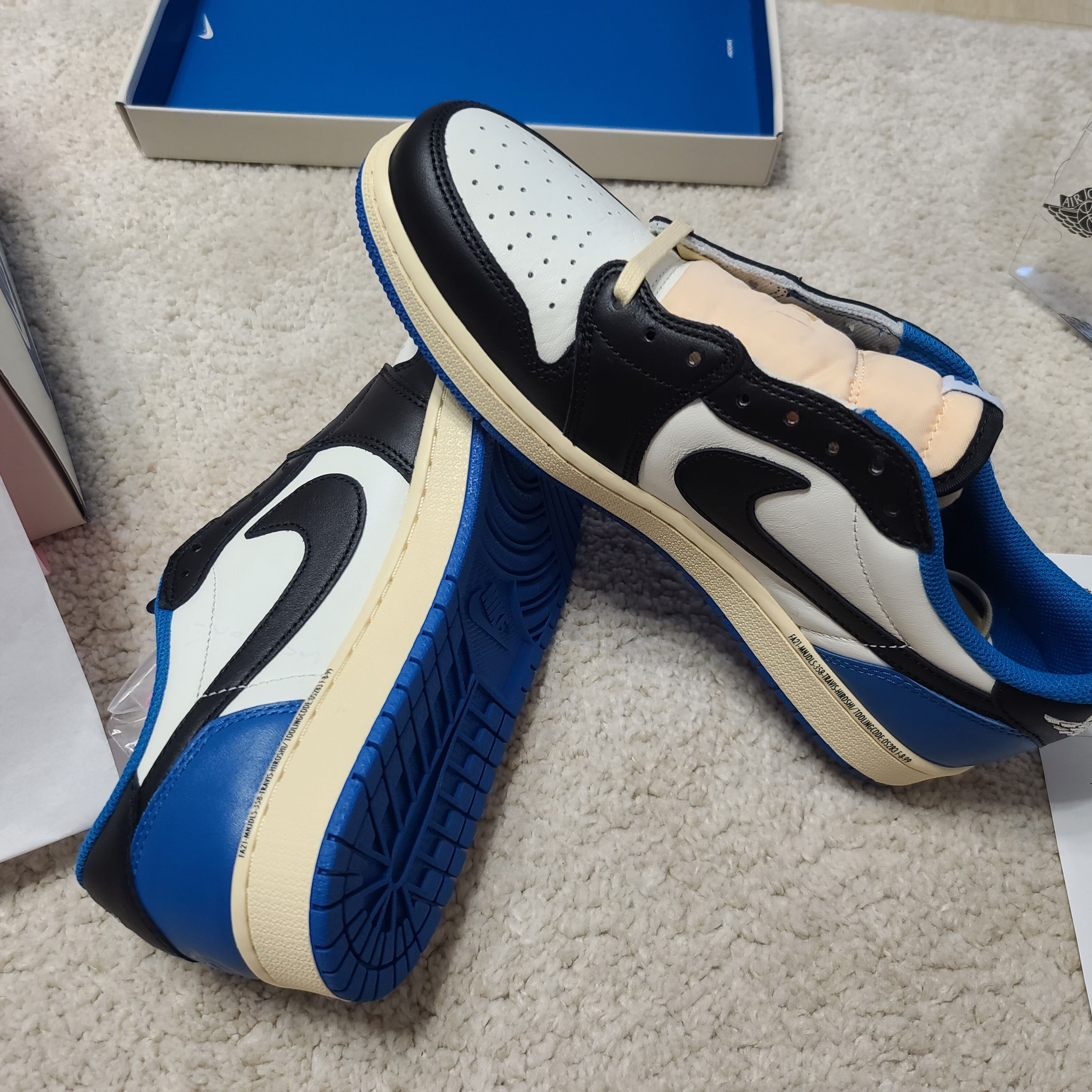 Jordan 1 x Travis Scott x Fragment Retro Low OG SP Military Blue 착용 스타일 - 2