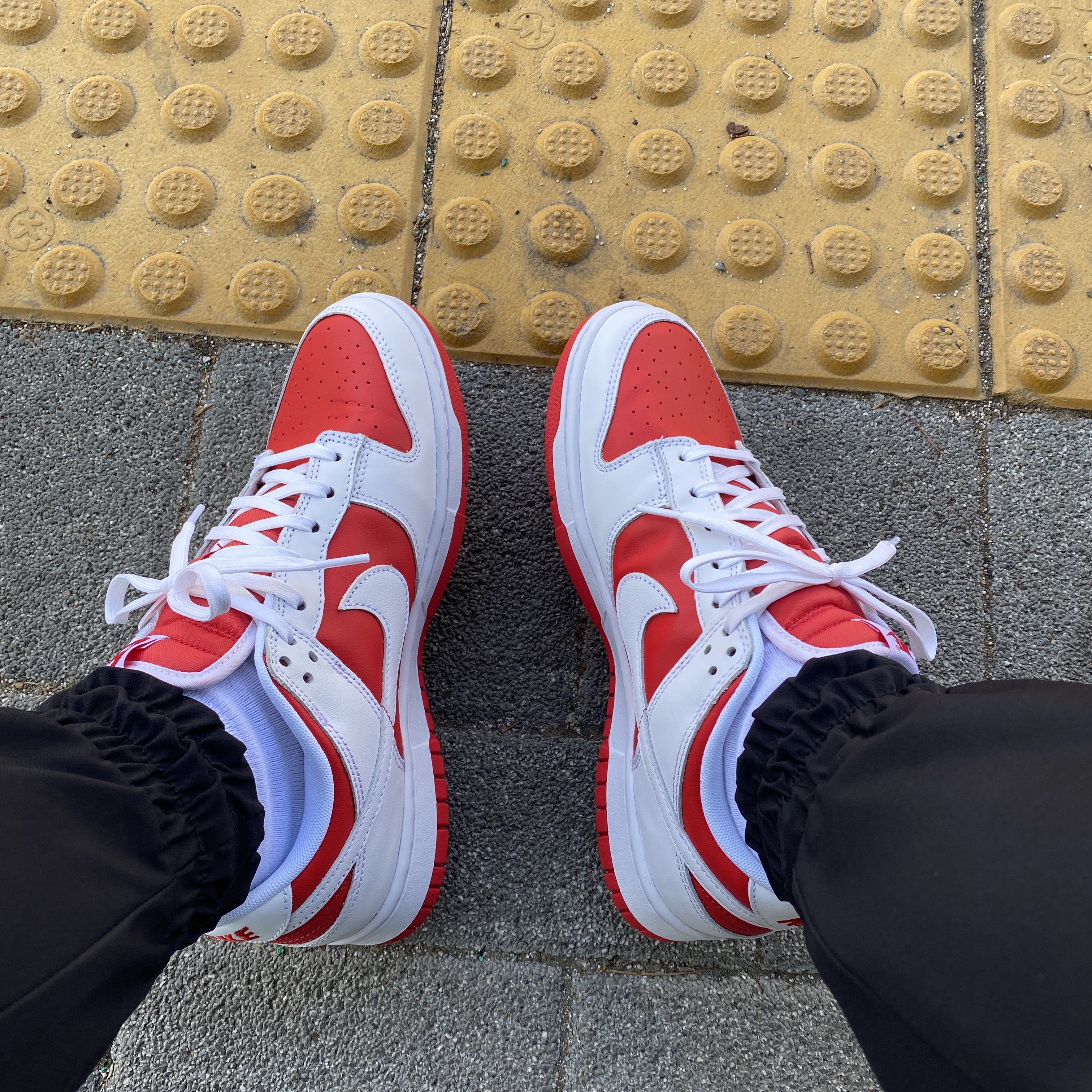 Nike Dunk Low Retro Championship Red 착용 스타일