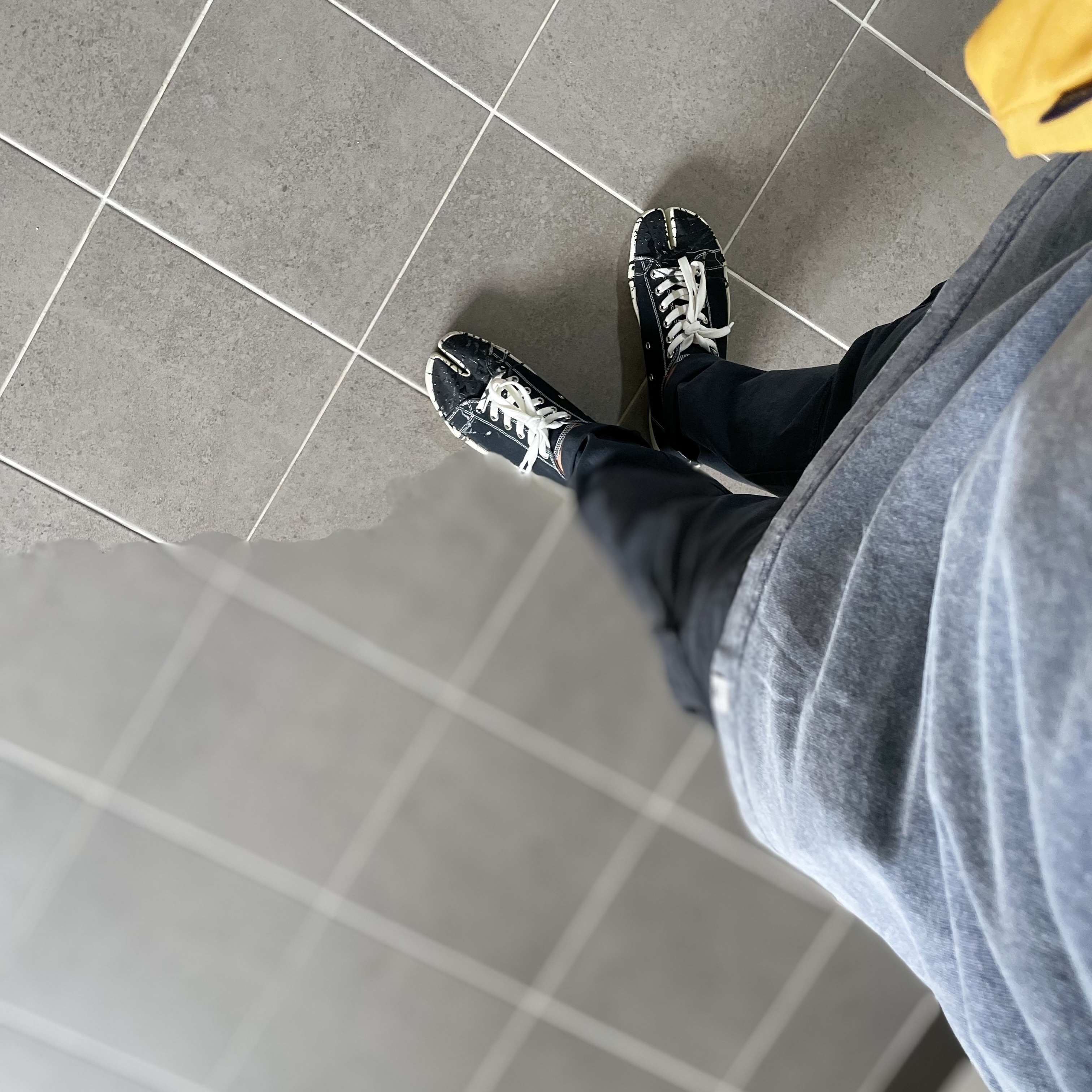 Maison Margiela Tabi Paint Drop Sneakers Black 착용 스타일