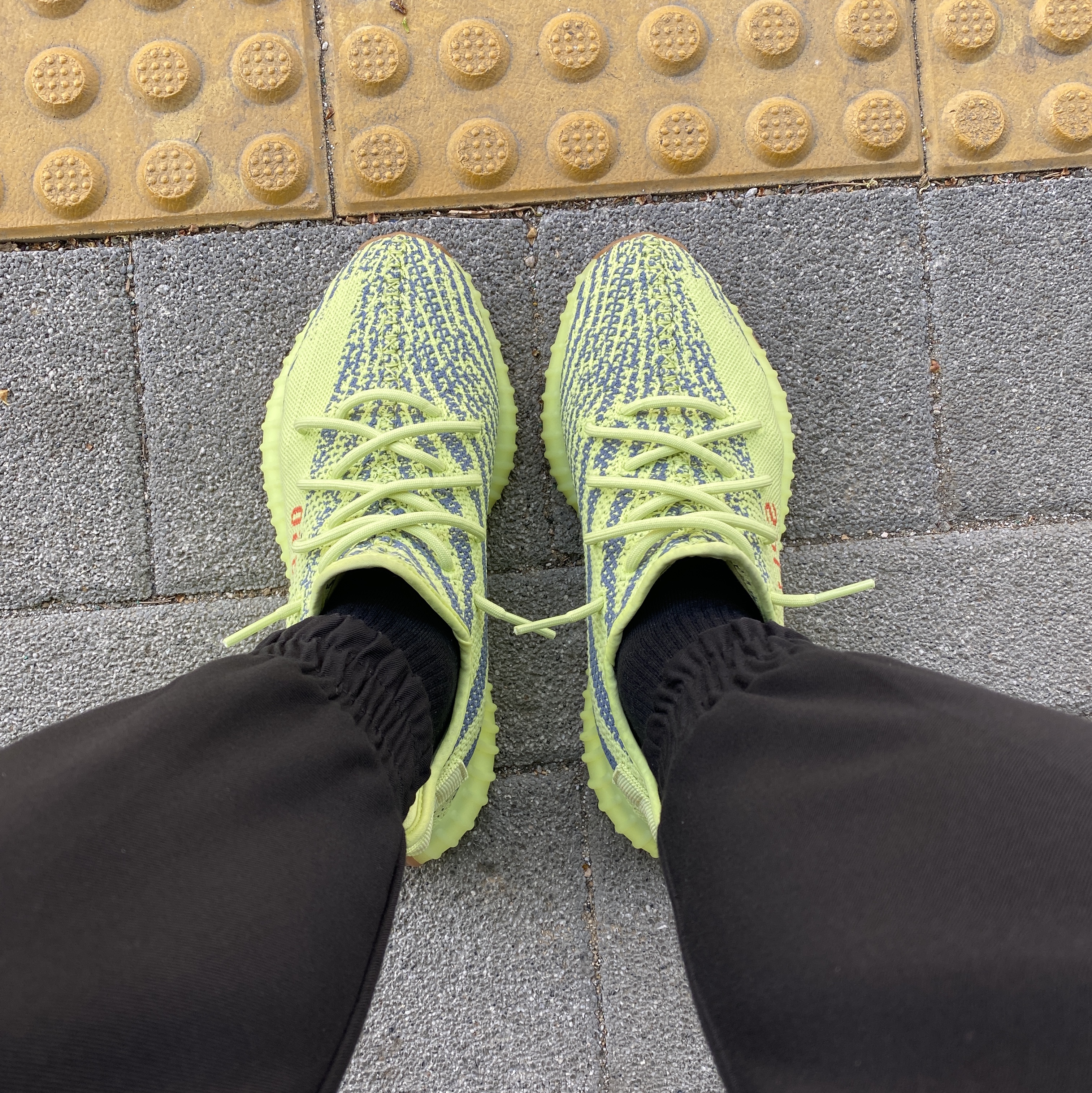 Adidas Yeezy Boost 350 V2 Semi Frozen Yellow 착용 스타일