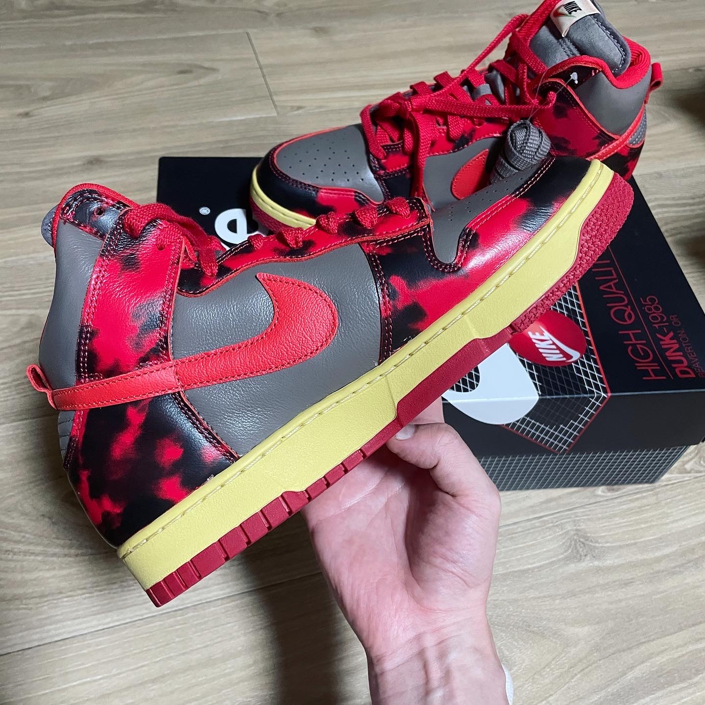Nike Dunk High 1985 SP Red Acid Wash 착용 스타일 - 3