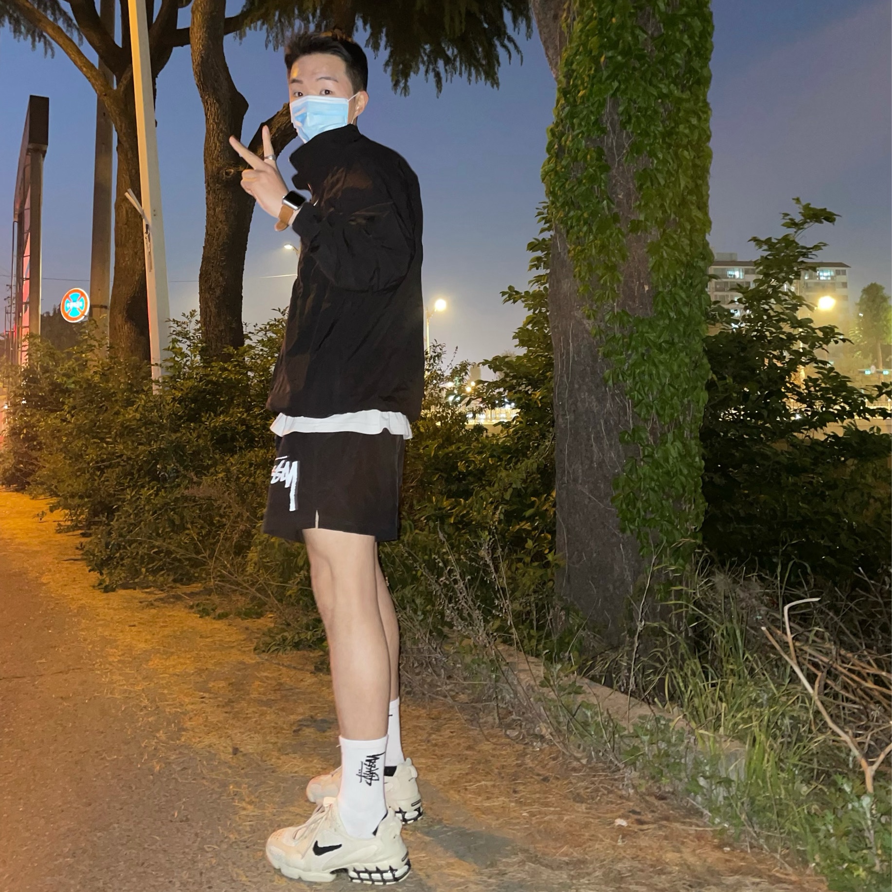 Nike x Stussy Windrunner Jacket Off Noir, Nike x Stussy Air Zoom Spiridon Cage 2 Fossil 착용 스타일