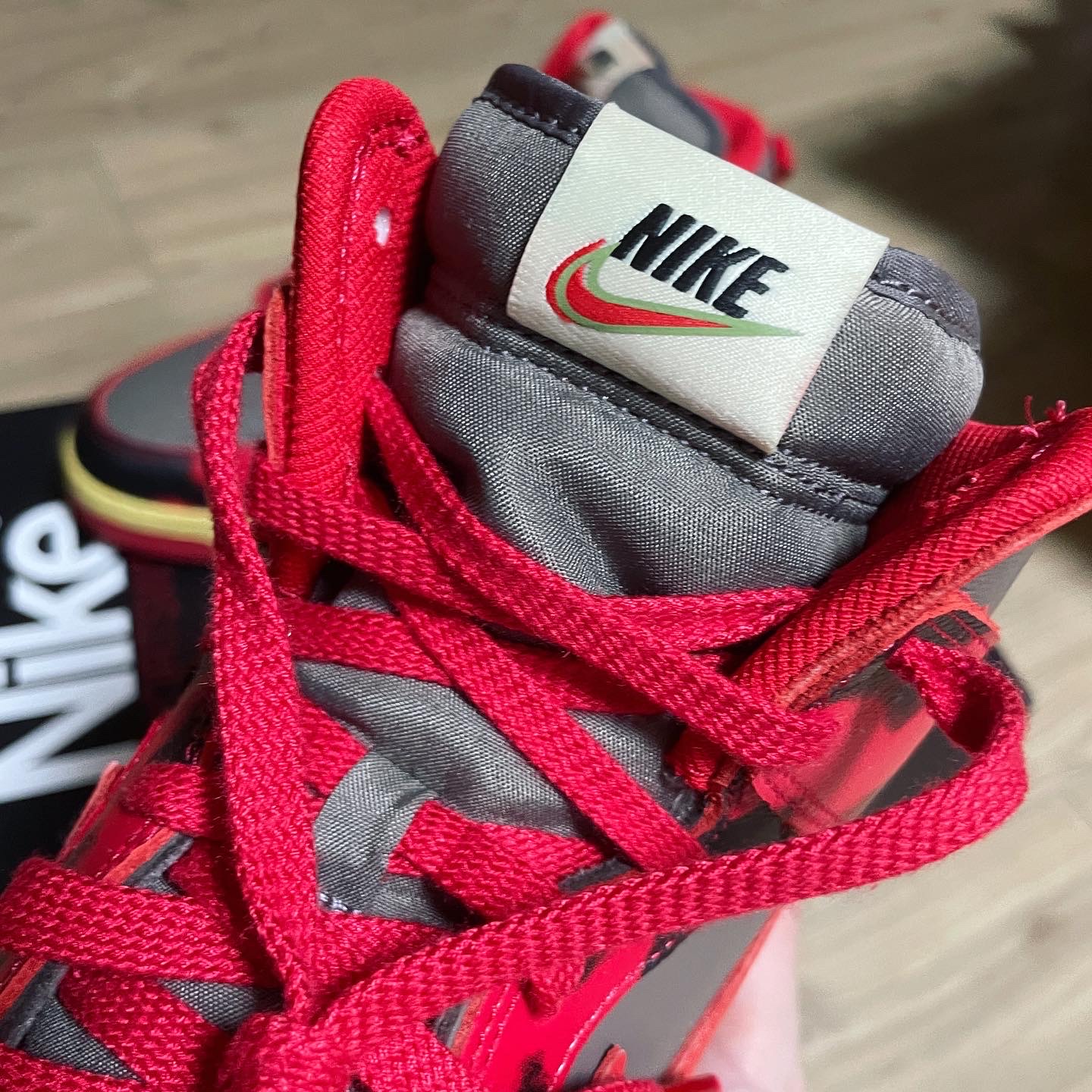 Nike Dunk High 1985 SP Red Acid Wash 착용 스타일 - 4