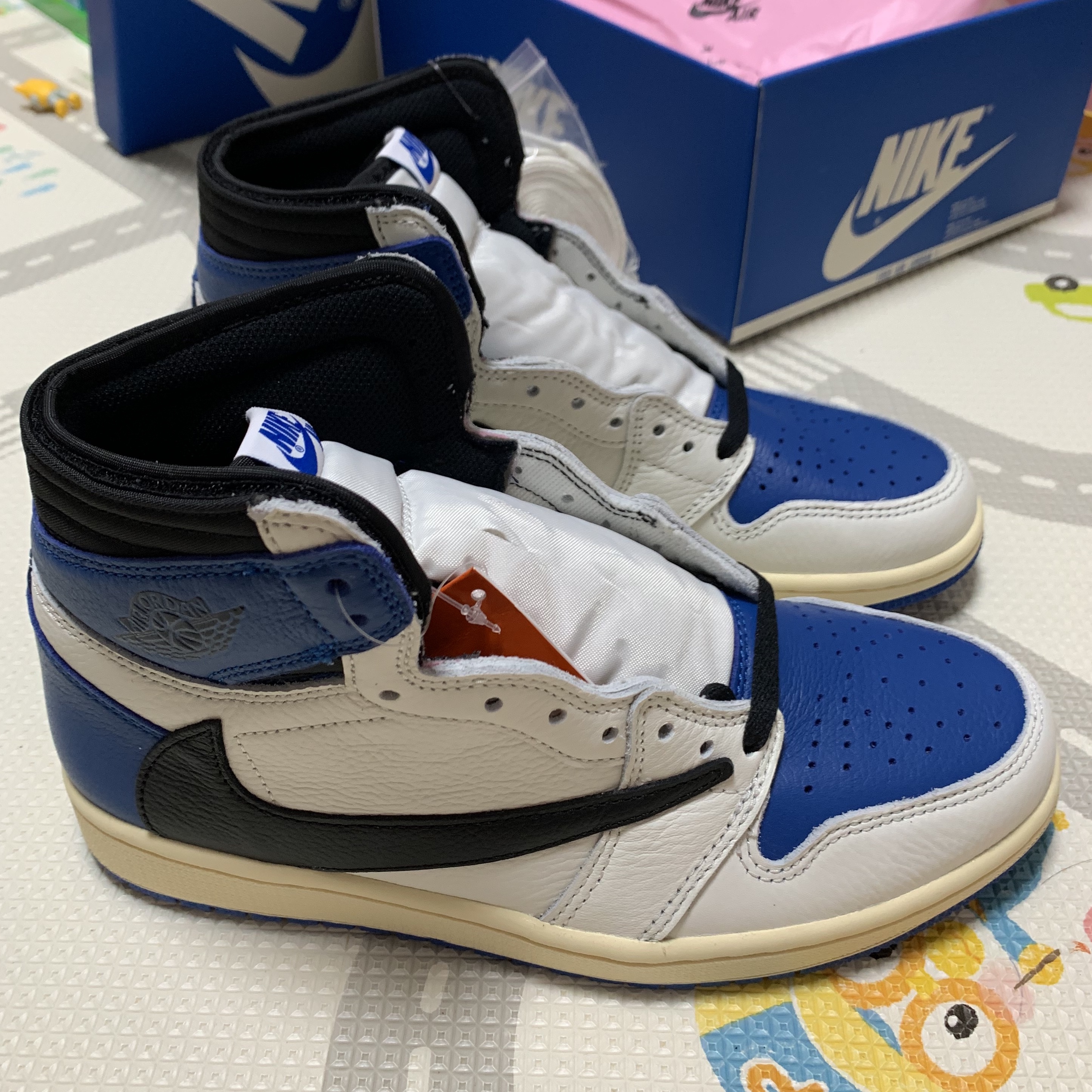 Jordan 1 x Travis Scott x Fragment Retro High OG SP Military Blue 착용 스타일