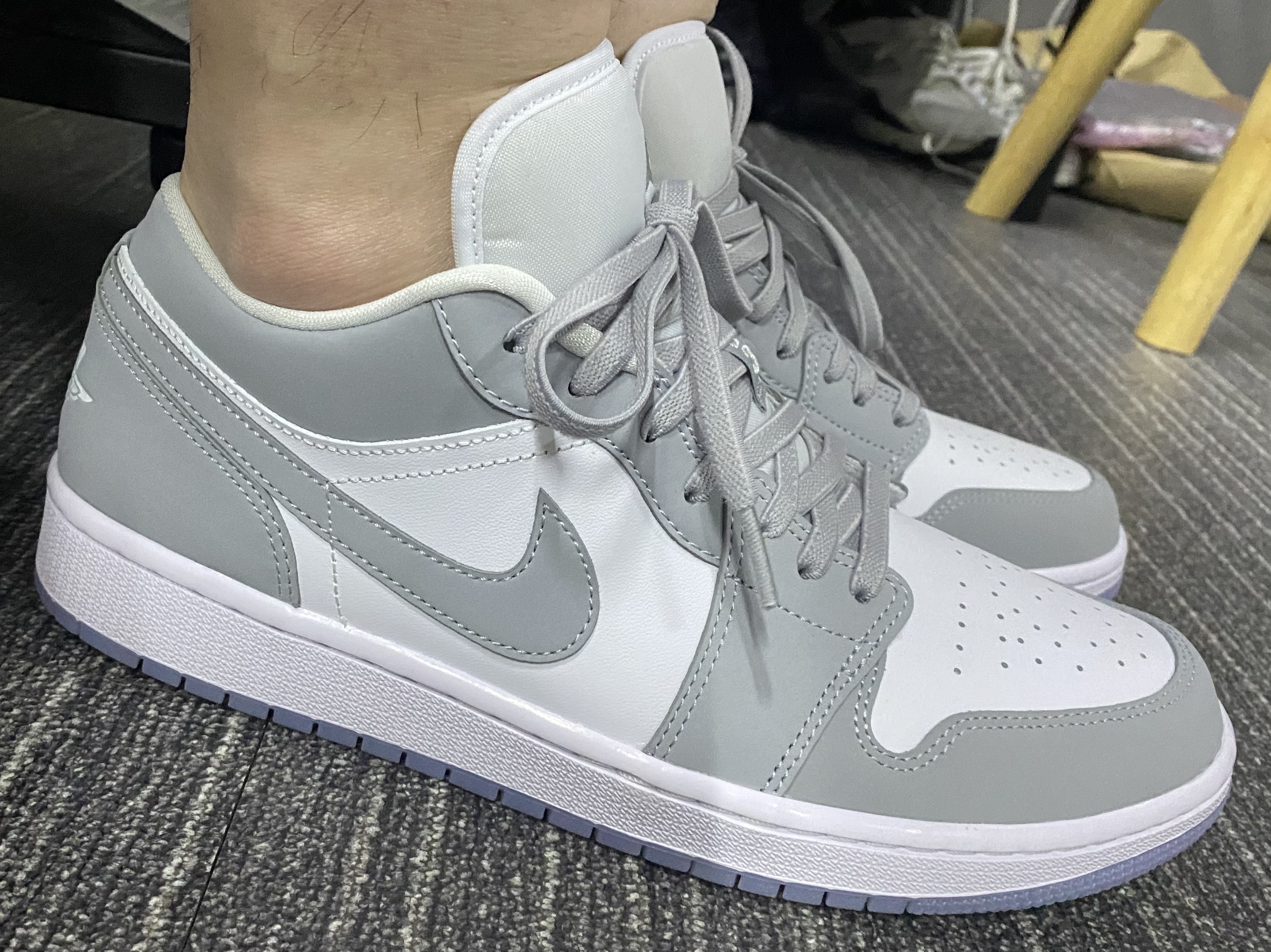 (W) Jordan 1 Low White Wolf Grey 착용 스타일 - 3