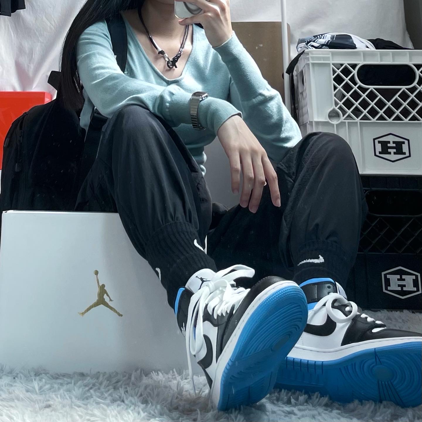 (W) Jordan 1 Mid White Black University Blue 착용 스타일 - 4