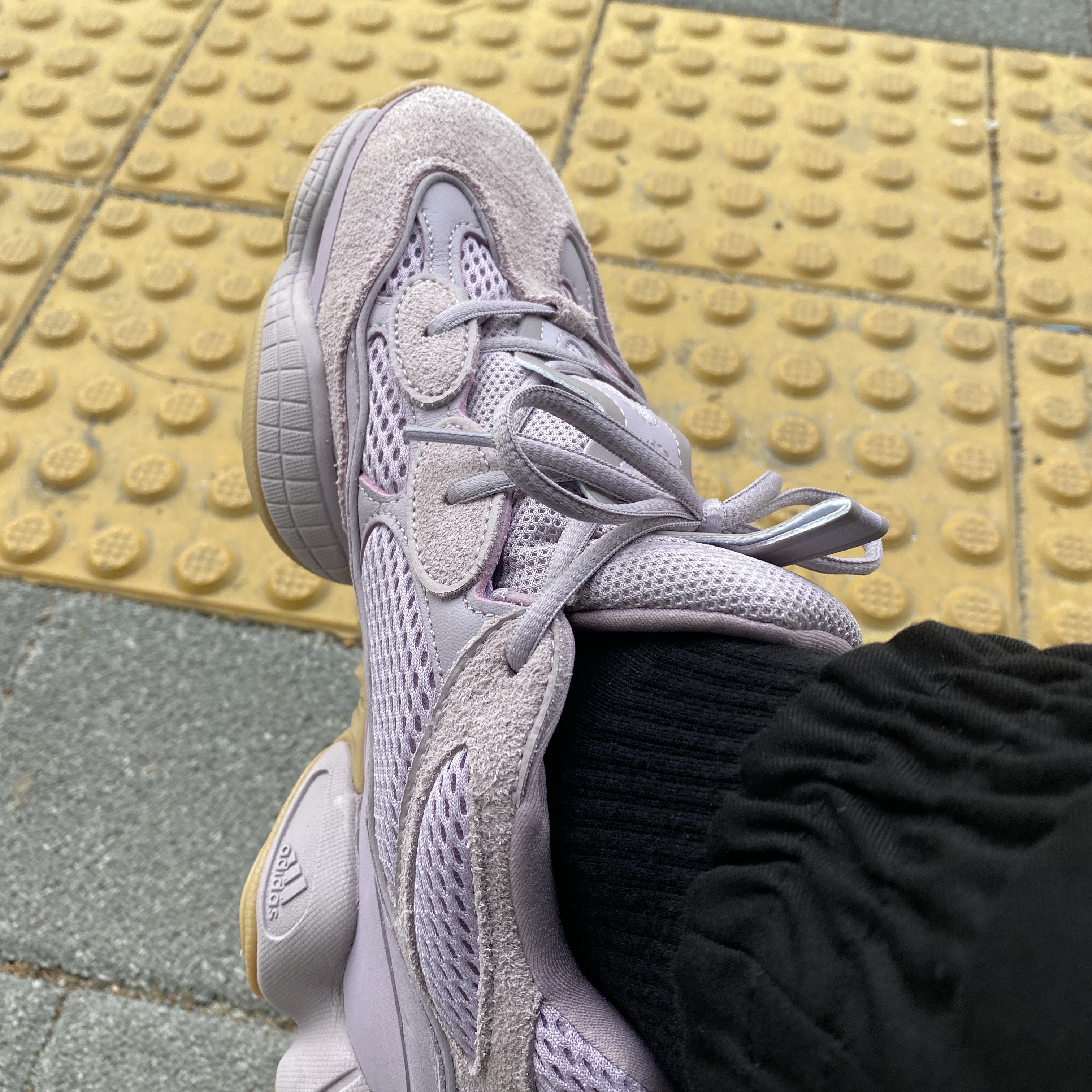Adidas Yeezy 500 Soft Vision 착용 스타일