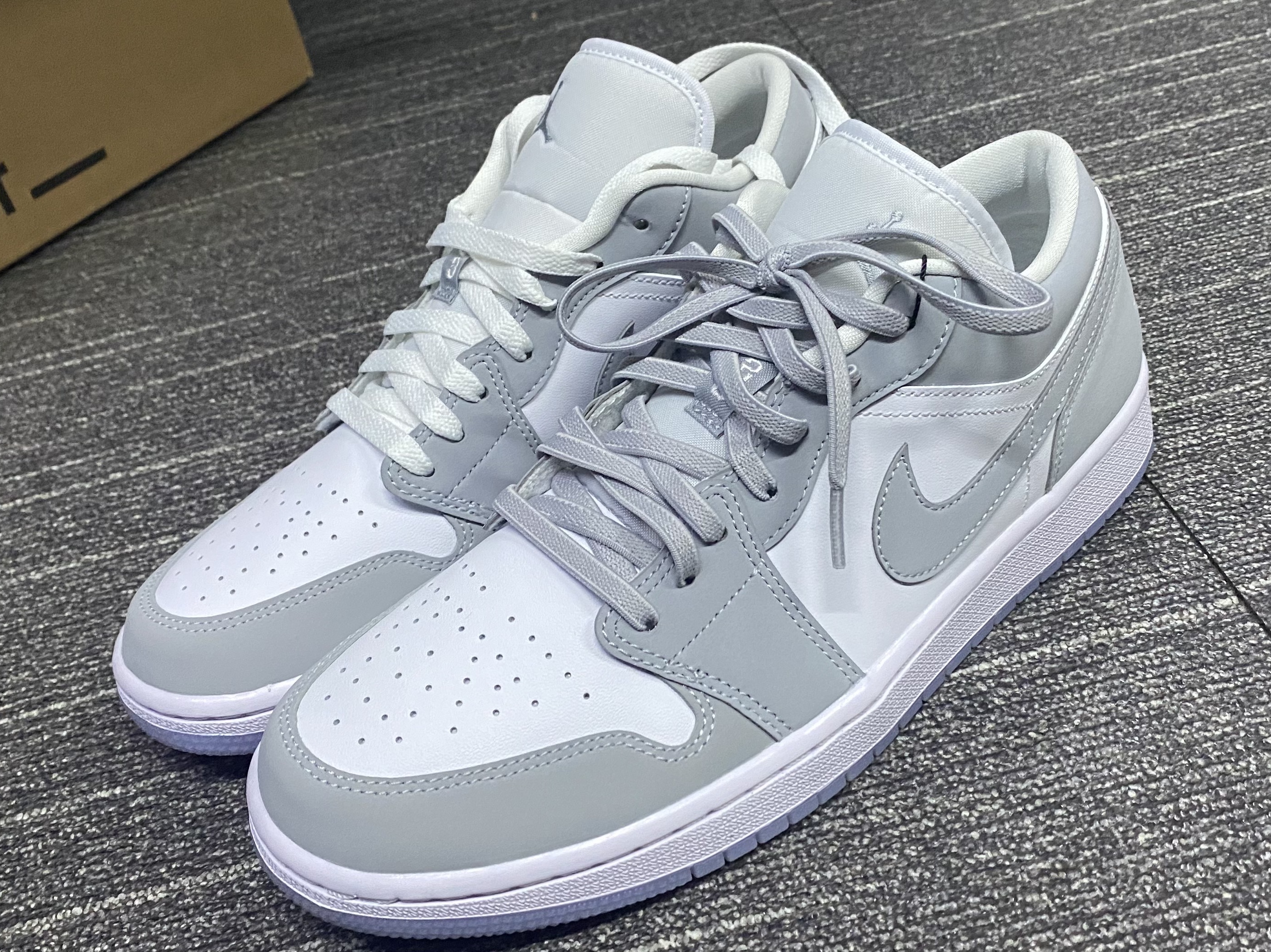 (W) Jordan 1 Low White Wolf Grey 착용 스타일 - 1