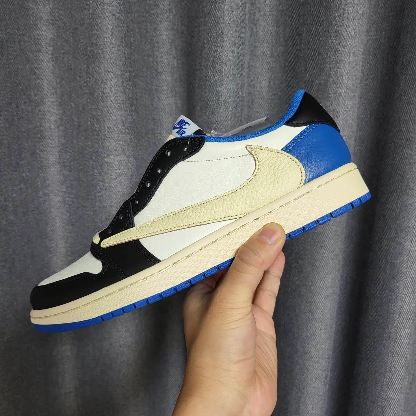 Jordan 1 x Travis Scott x Fragment Retro Low OG SP Military Blue 착용 스타일 - 1