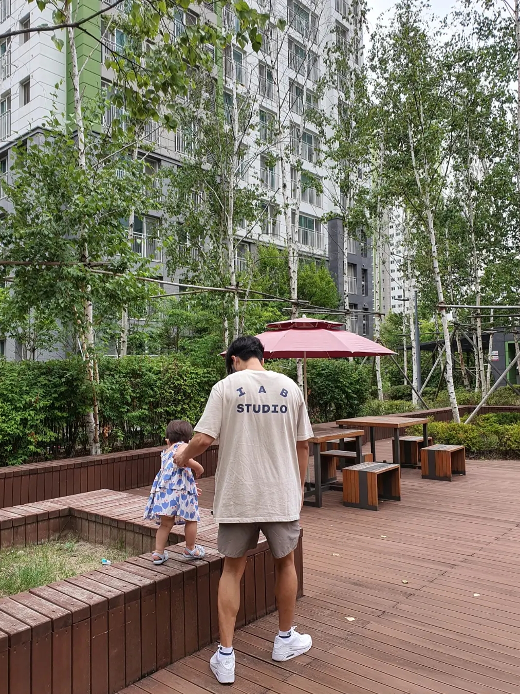 IAB Studio Pigment T-Shirt Oatmeal, Essentials Volley Shorts Taupe - 21SS 착용 스타일