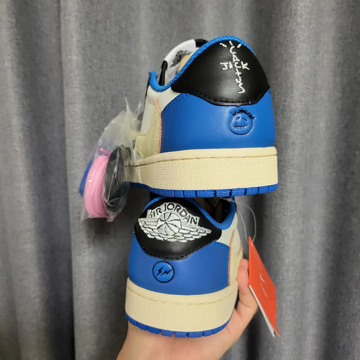 Jordan 1 x Travis Scott x Fragment Retro Low OG SP Military Blue 착용 스타일 - 4
