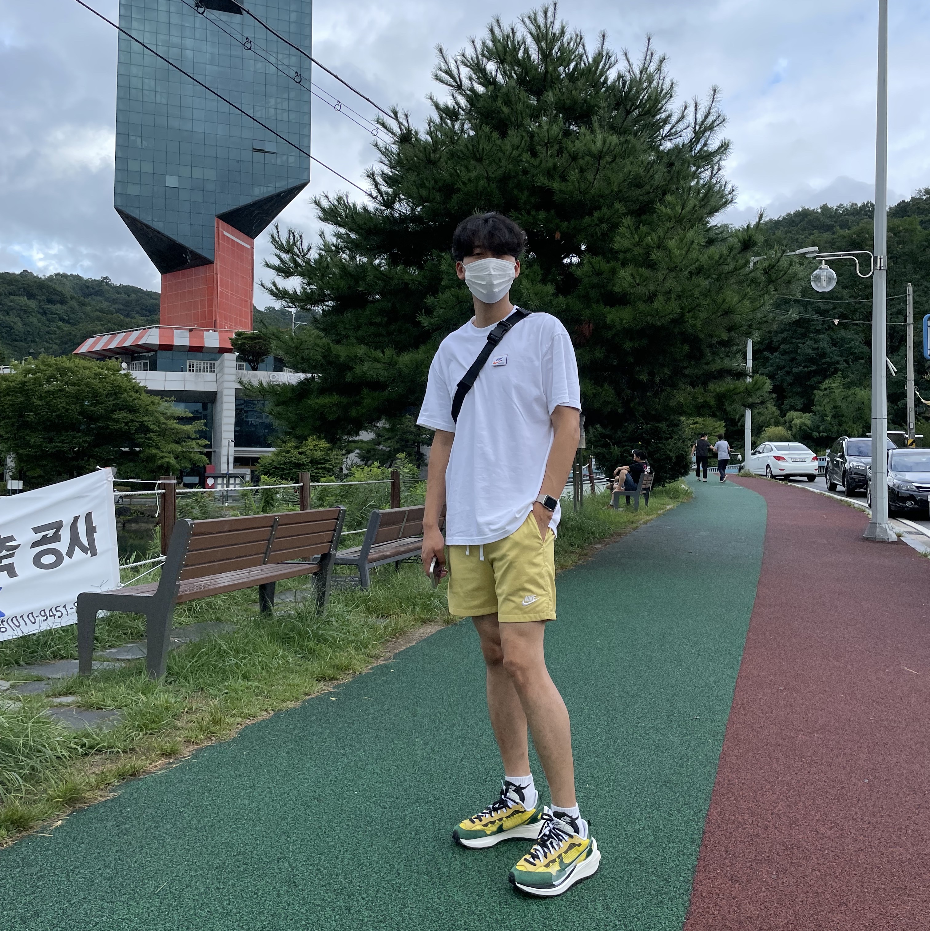 Nike x Sacai VaporWaffle Tour Yellow & Gorge Green Sail 착용 스타일