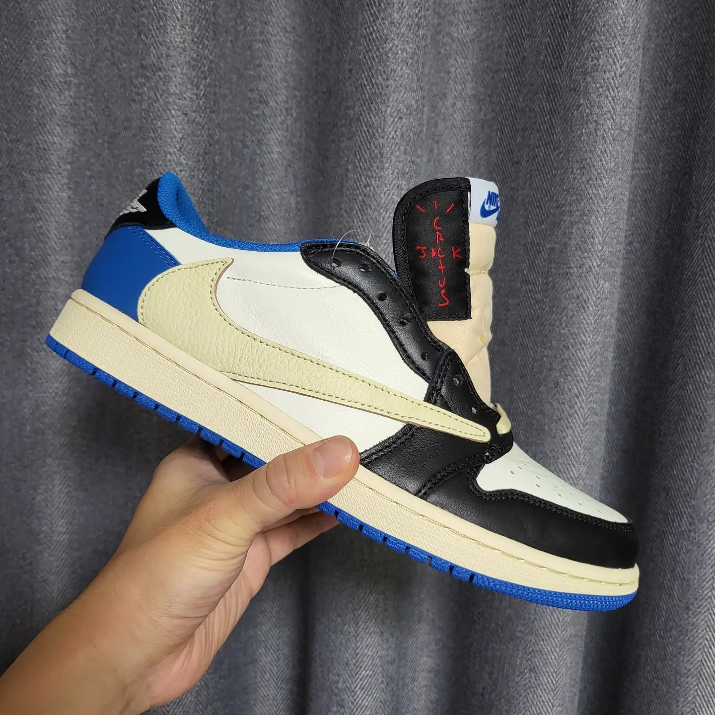 Jordan 1 x Travis Scott x Fragment Retro Low OG SP Military Blue 착용 스타일 - 3