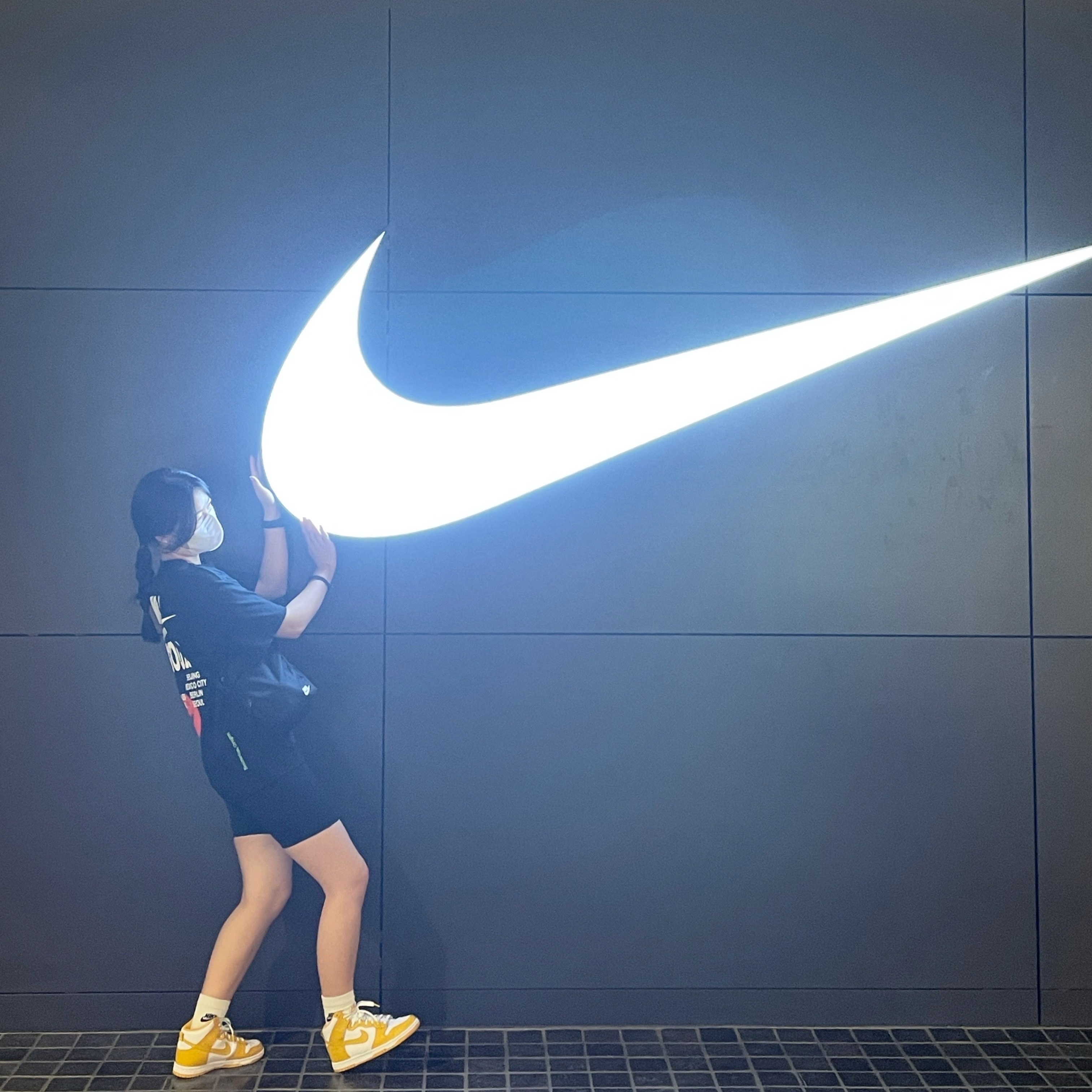 (W) Nike Dunk High Dark Sulfur, Nike World Tour 2 T-Shirt Black - Asia 착용 스타일 - 1