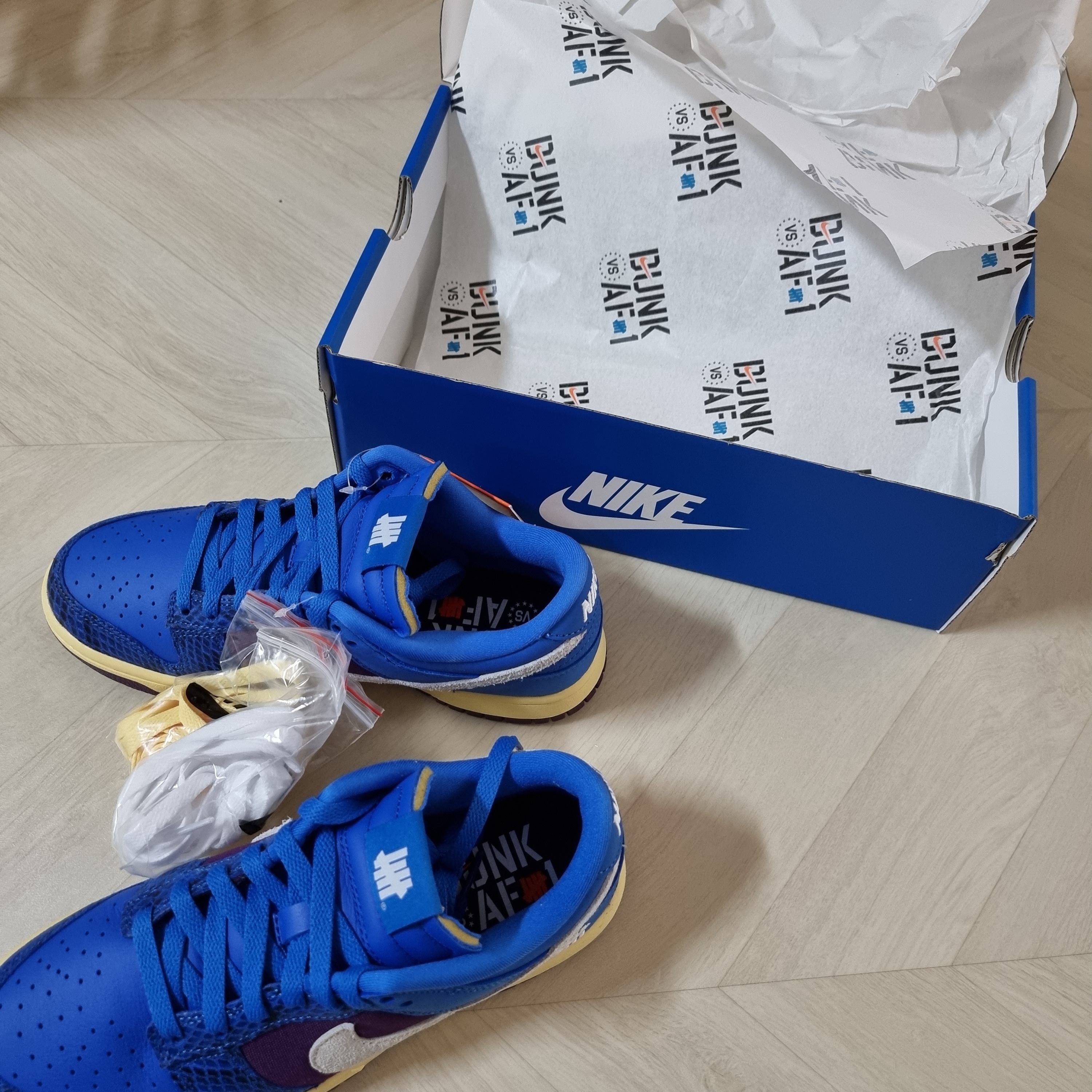 Nike x Undefeated Dunk Low SP 5 On It 착용 스타일 - 3