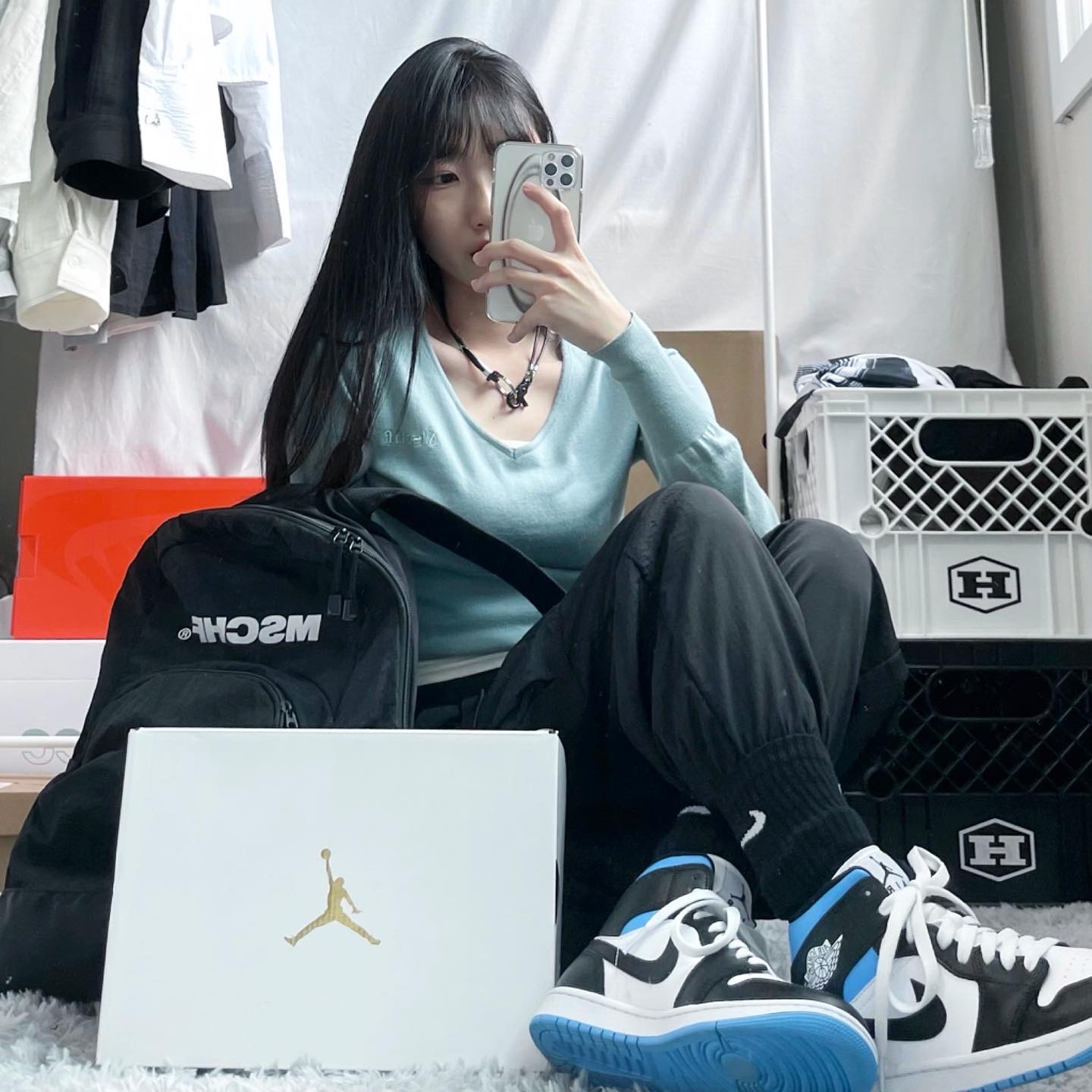 (W) Jordan 1 Mid White Black University Blue 착용 스타일 - 3